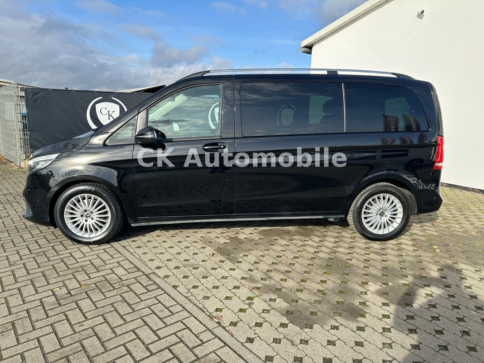 Fahrzeugabbildung Mercedes-Benz V 300d EDITION Kompakt/7 Sitze/Navi/LED/AHK