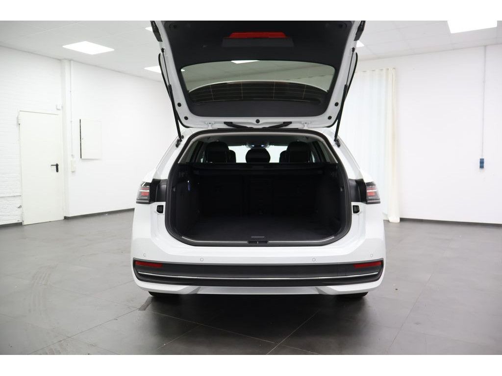 Volkswagen Passat Variant 1.5 eTSI Business DSG Navi Matrix foto 23