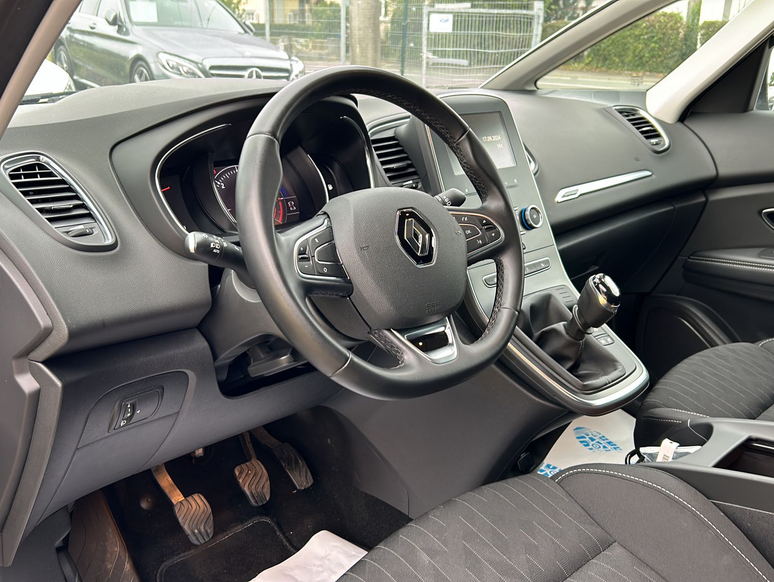 Fahrzeugabbildung Renault Grand Scenic BLUE dCi 120 LIMITED