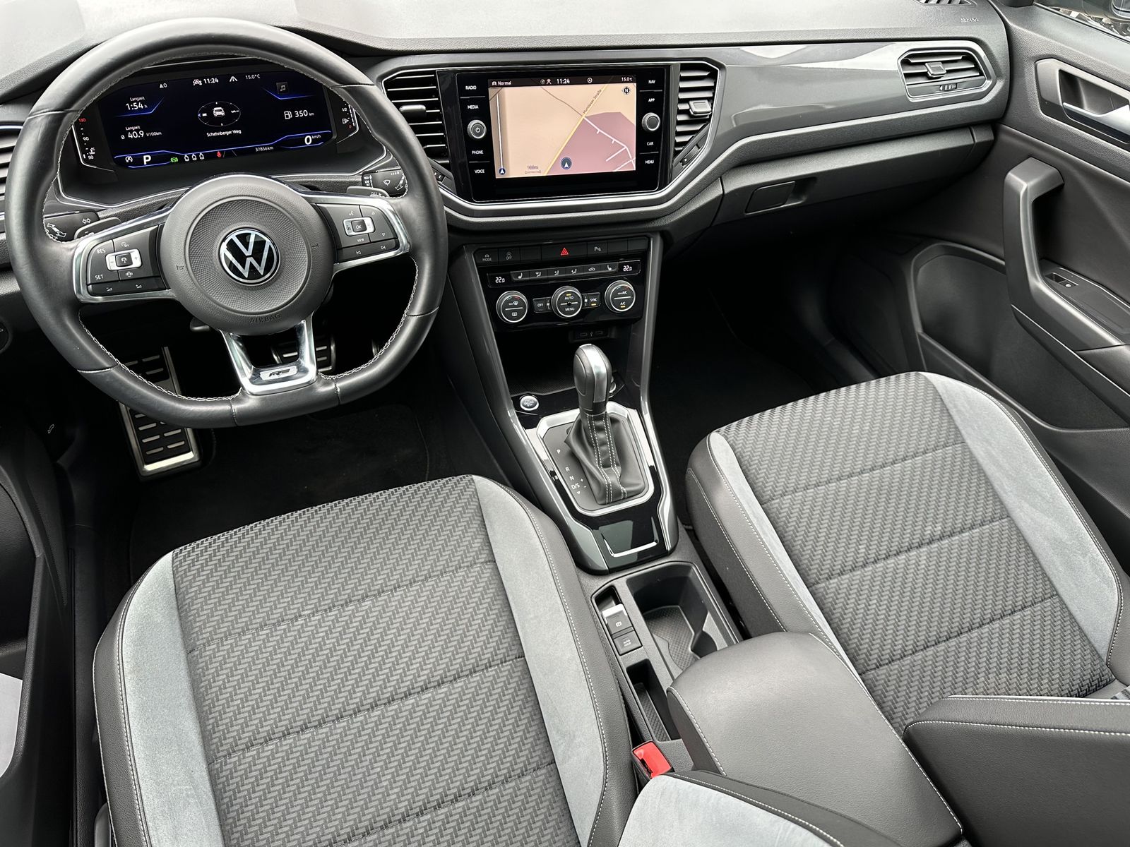 Fahrzeugabbildung Volkswagen T-Roc 1.5 TSI DSG R-Line NAV+LED+ACC+KAMERA+PANO