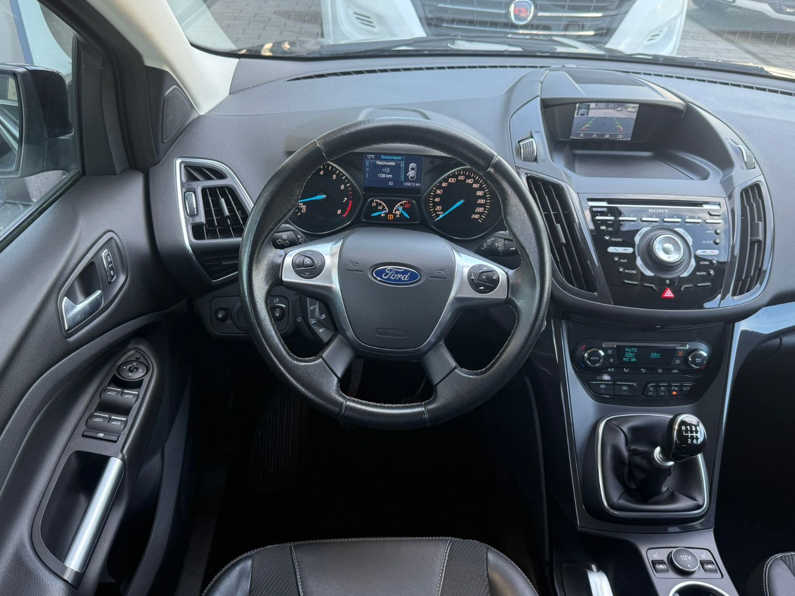 Fahrzeugabbildung Ford Kuga Individual KLIMAAUTO SITZHEIZUNG AHK