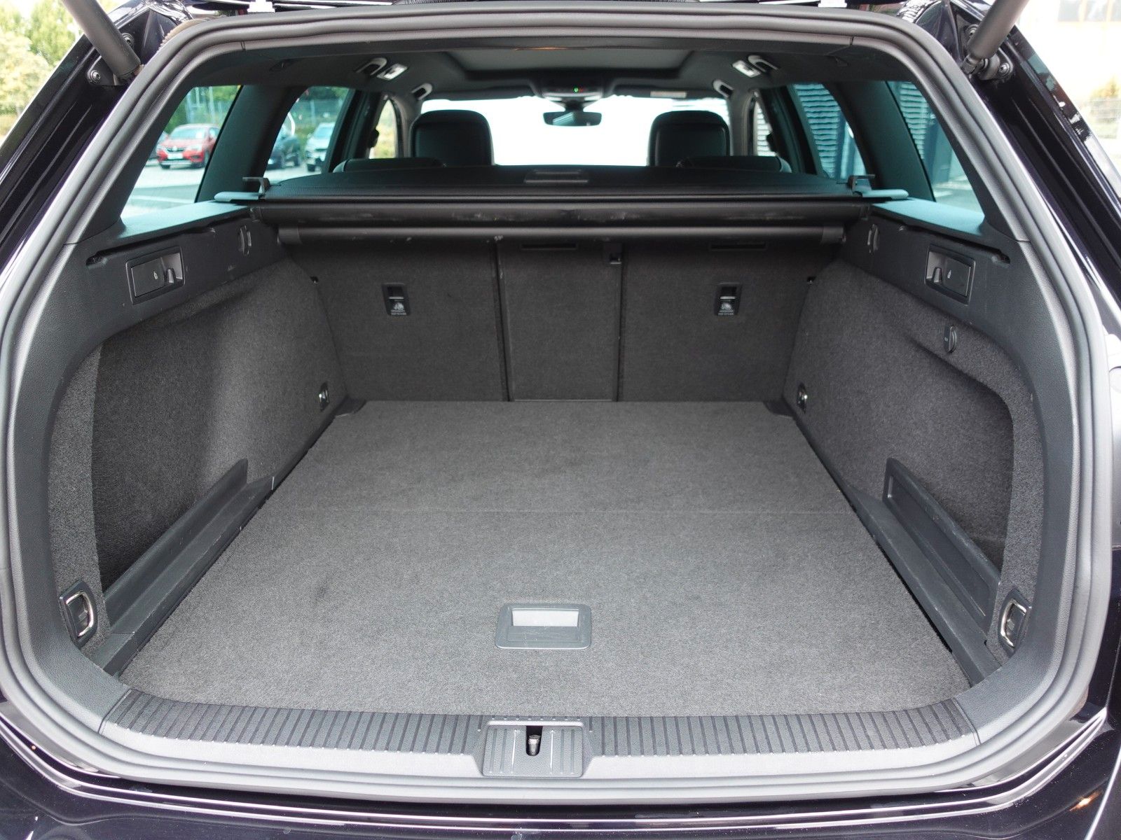 Fahrzeugabbildung Volkswagen Passat Variant 1.5 TSI OPF DSG R Line Pano/HarmK