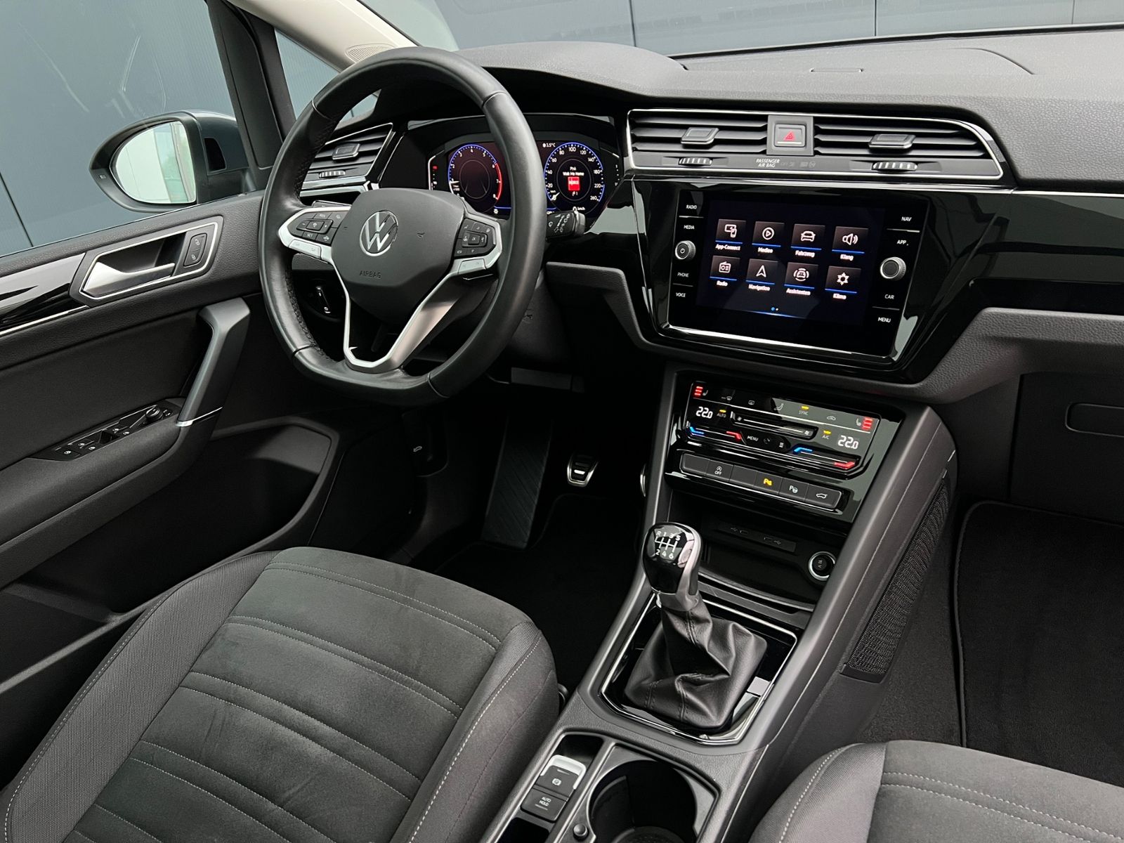 Fahrzeugabbildung Volkswagen Touran Highline 1.5 TSI *R-Line, AHK, Pano, Stan