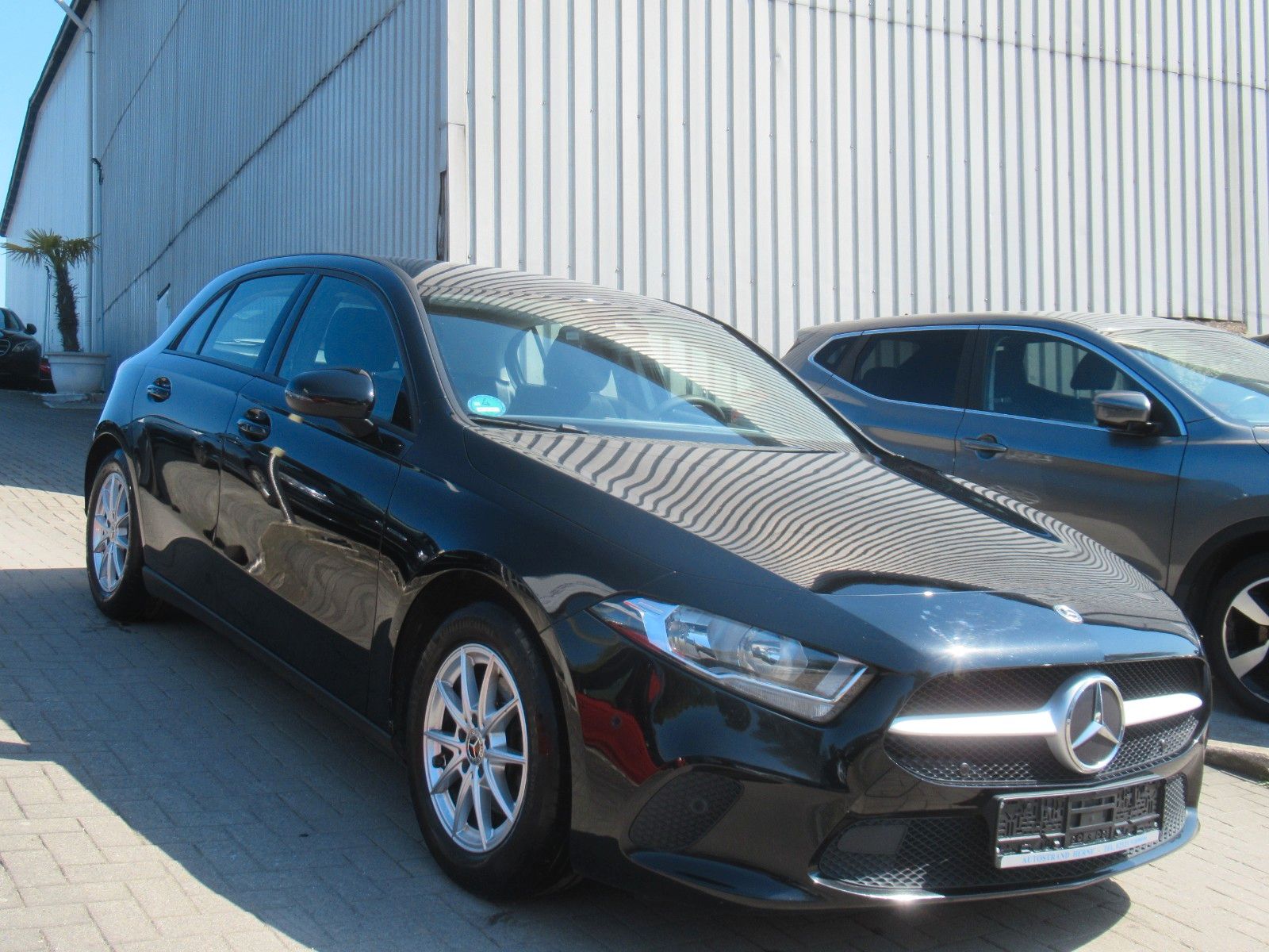 MERCEDES-BENZ A 180 - NAVI MBUX-DAB-SHZ-ALU-PDC-1.HAND-SCHECKH