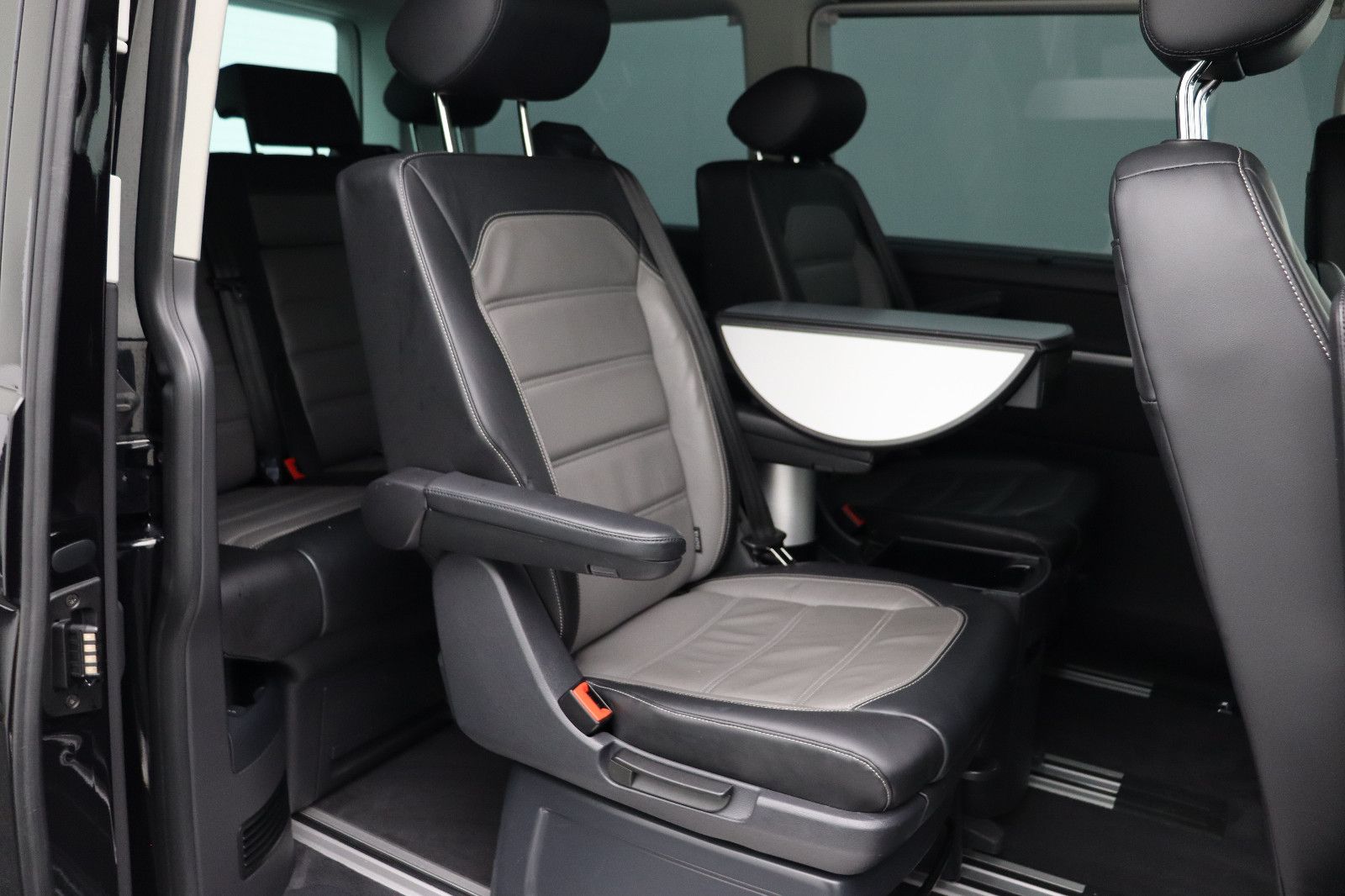 Fahrzeugabbildung Volkswagen T6.1 Multivan Highline 4MOTION Standheizung ACC