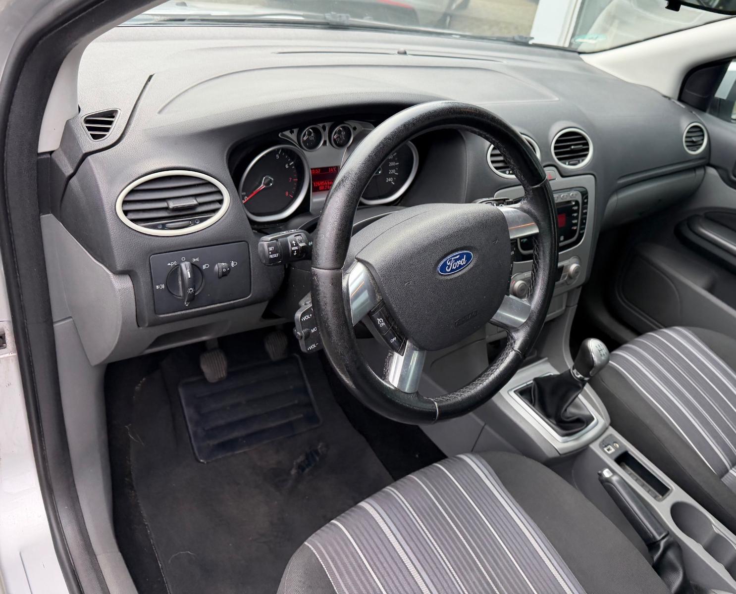 Ford Focus 2010 — photo 7