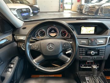 MYAUTOCENTER – Gebraucht- und Jahreswagen mit Werkstattservice in Pfaffenhofen Mercedes-Benz E 200 *AHK*Abstandstempo*Teilleder*Szhz*