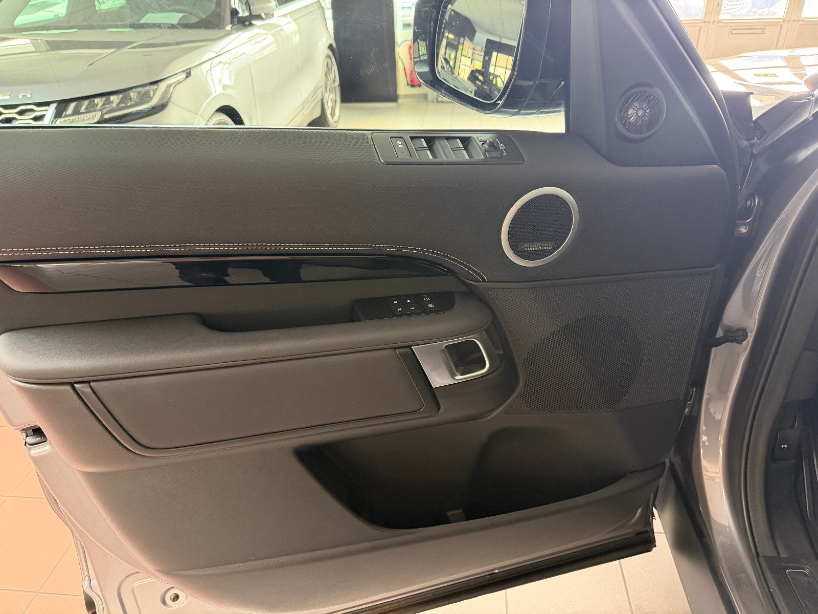 Fahrzeugabbildung Land Rover Discovery 5 R-Dynamic /PANO/MERIDIAN/360°KAM/MEM