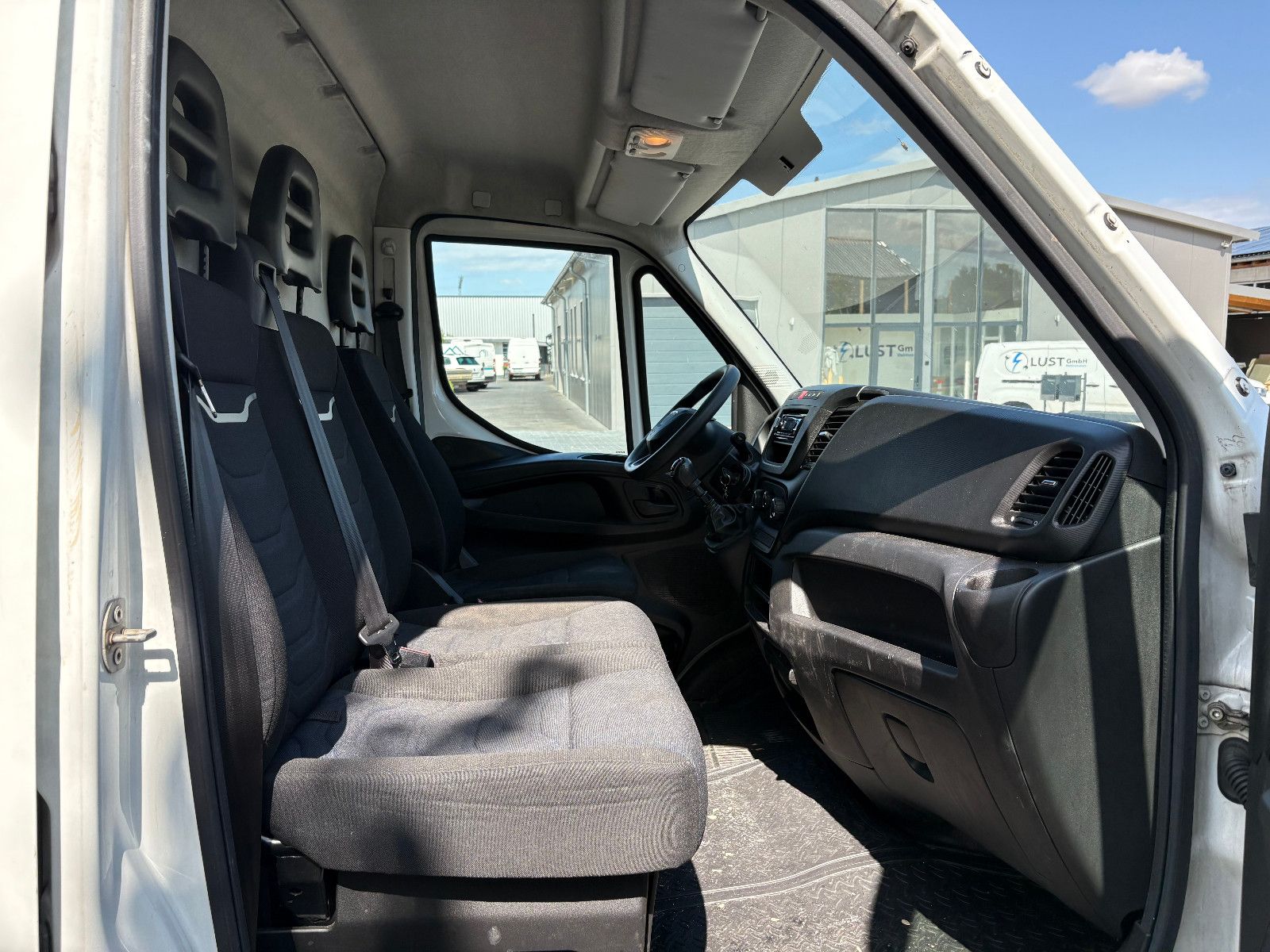Fahrzeugabbildung Iveco Daily Kasten HKa 35 C ... V Radstand 4100/3-SITZ