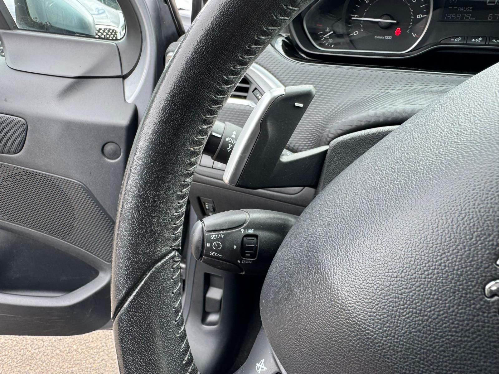 Peugeot 2008 Active AUTOMATIK/HU+SERVICE NEU/KLIMA/SH
