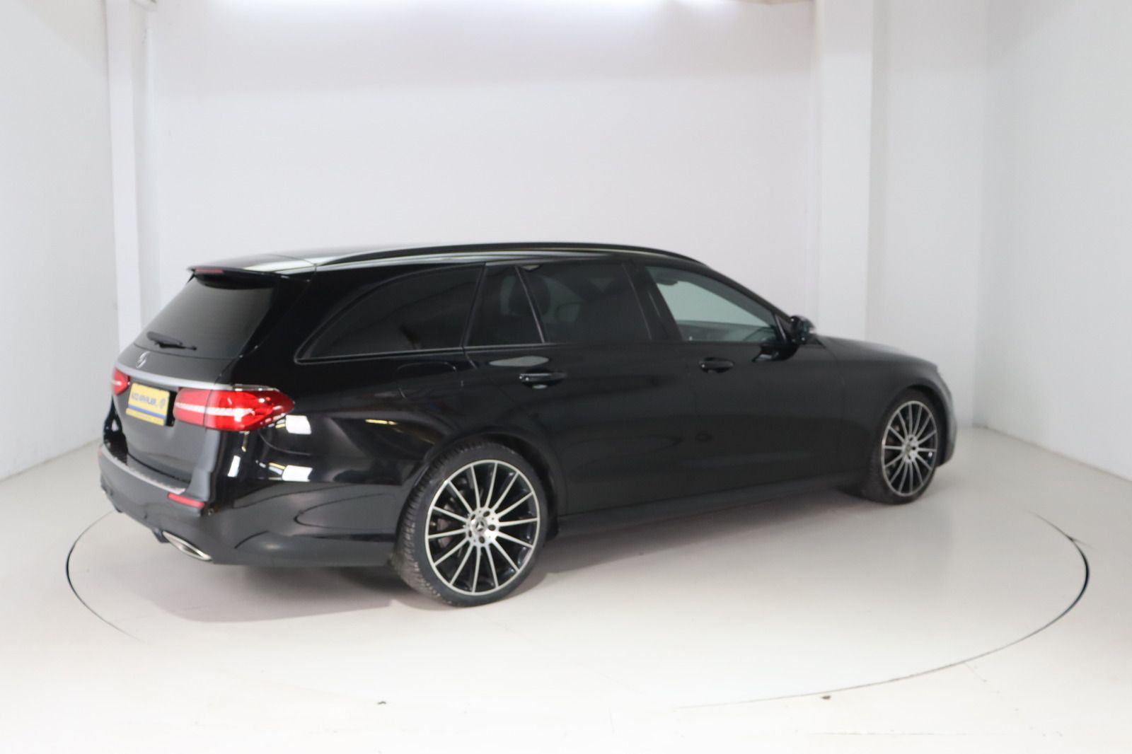 Fahrzeugabbildung Mercedes-Benz E 200 T 4Matic * Schiebedach * Navi * AMG line