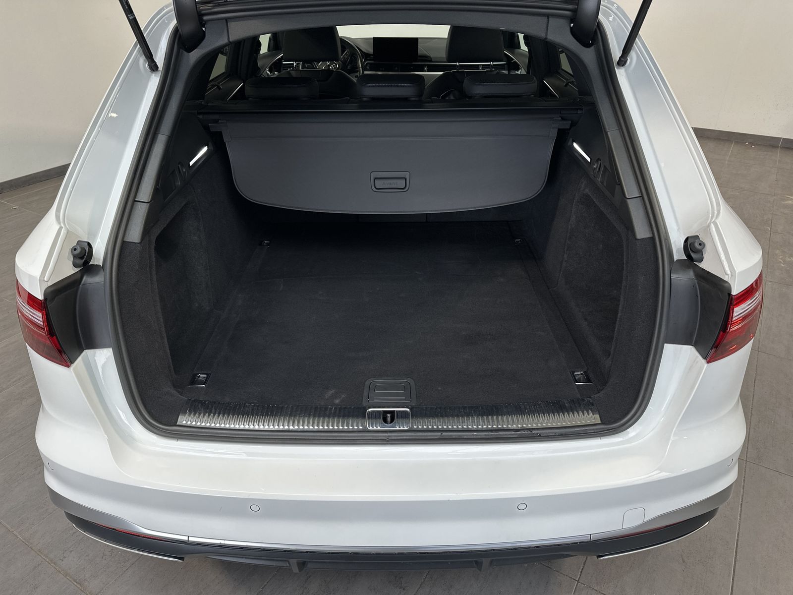 Fahrzeugabbildung Audi A4 Avant 35 TDI S-Line NAV+LED+KAMERA+1HD+18ZOLL