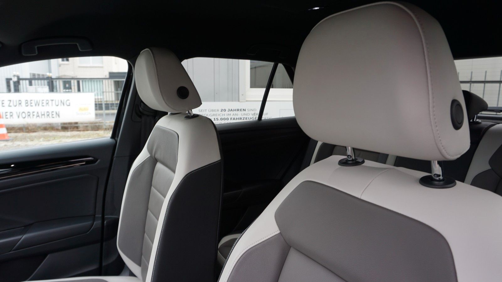 Fahrzeugabbildung Volkswagen T-Roc Style, Leder, Kamera, Black Edition, LED