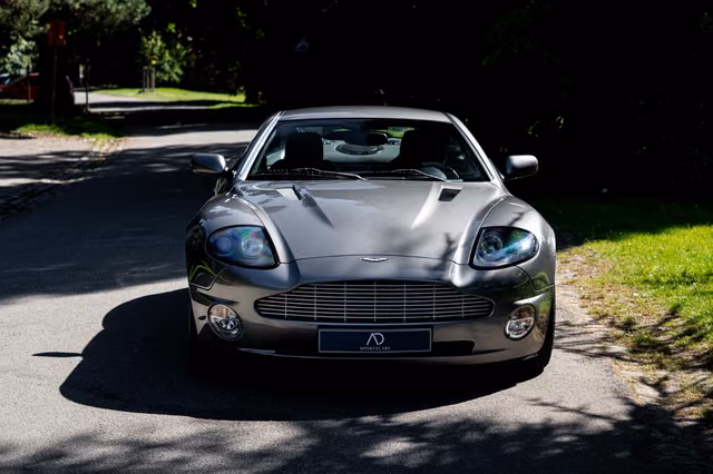Aston Martin Vanquish V12 Vanquish
