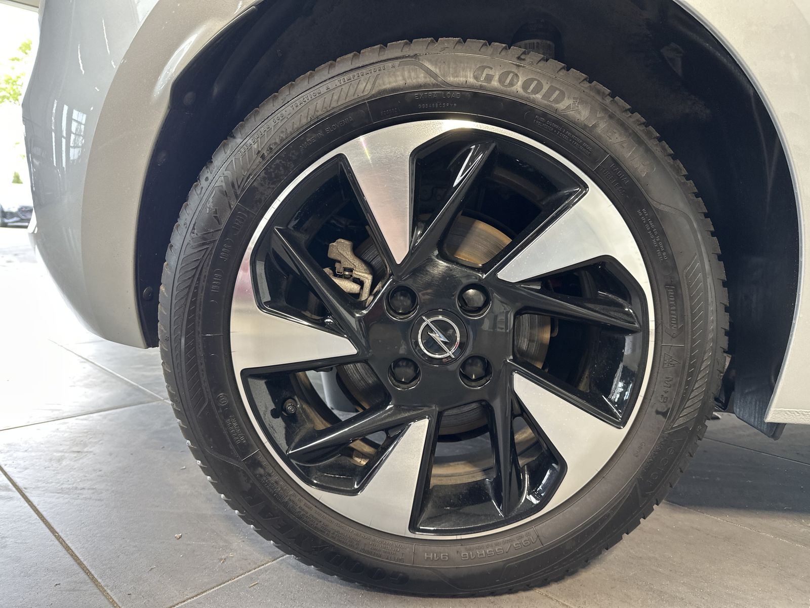 Fahrzeugabbildung Opel Corsa e Edition LED+SHZ+KOMFORT-PAKET+LHZG+16ZO