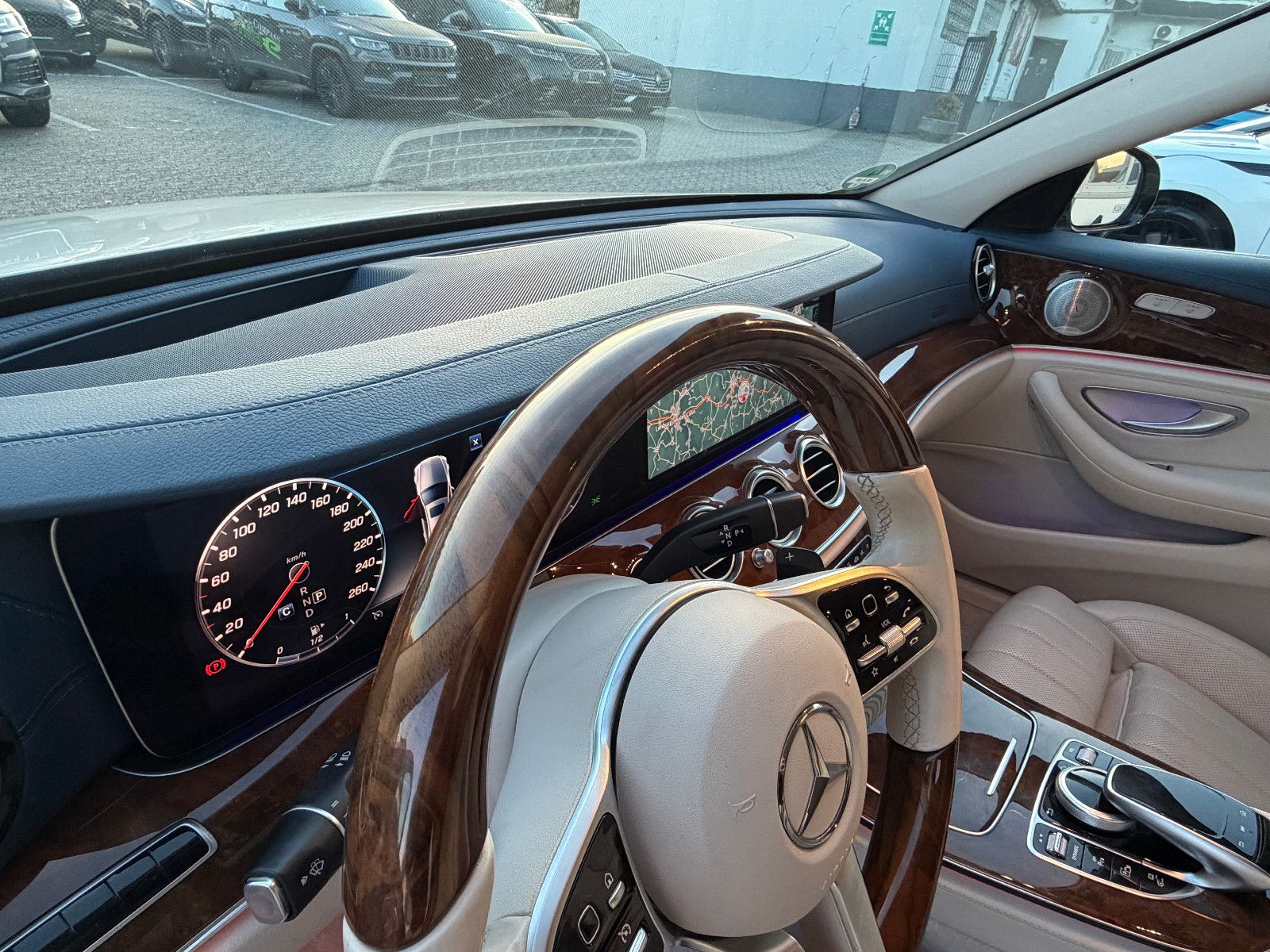 Fahrzeugabbildung Mercedes-Benz E 300 de/AMG/HEAD-UP/VIRTUAL/AMBIENTE/BURMESTER/
