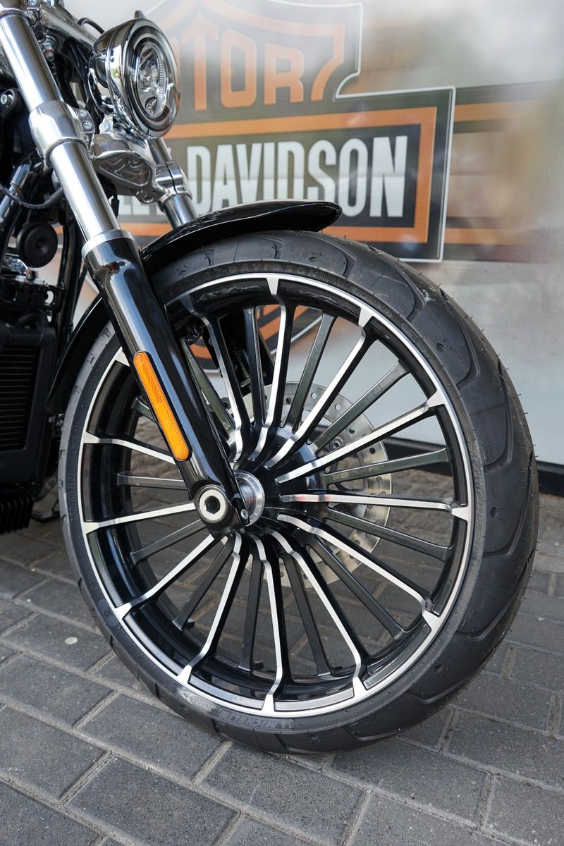 Fahrzeugabbildung Harley-Davidson Breakout 117 2025 Midnight Firestorm