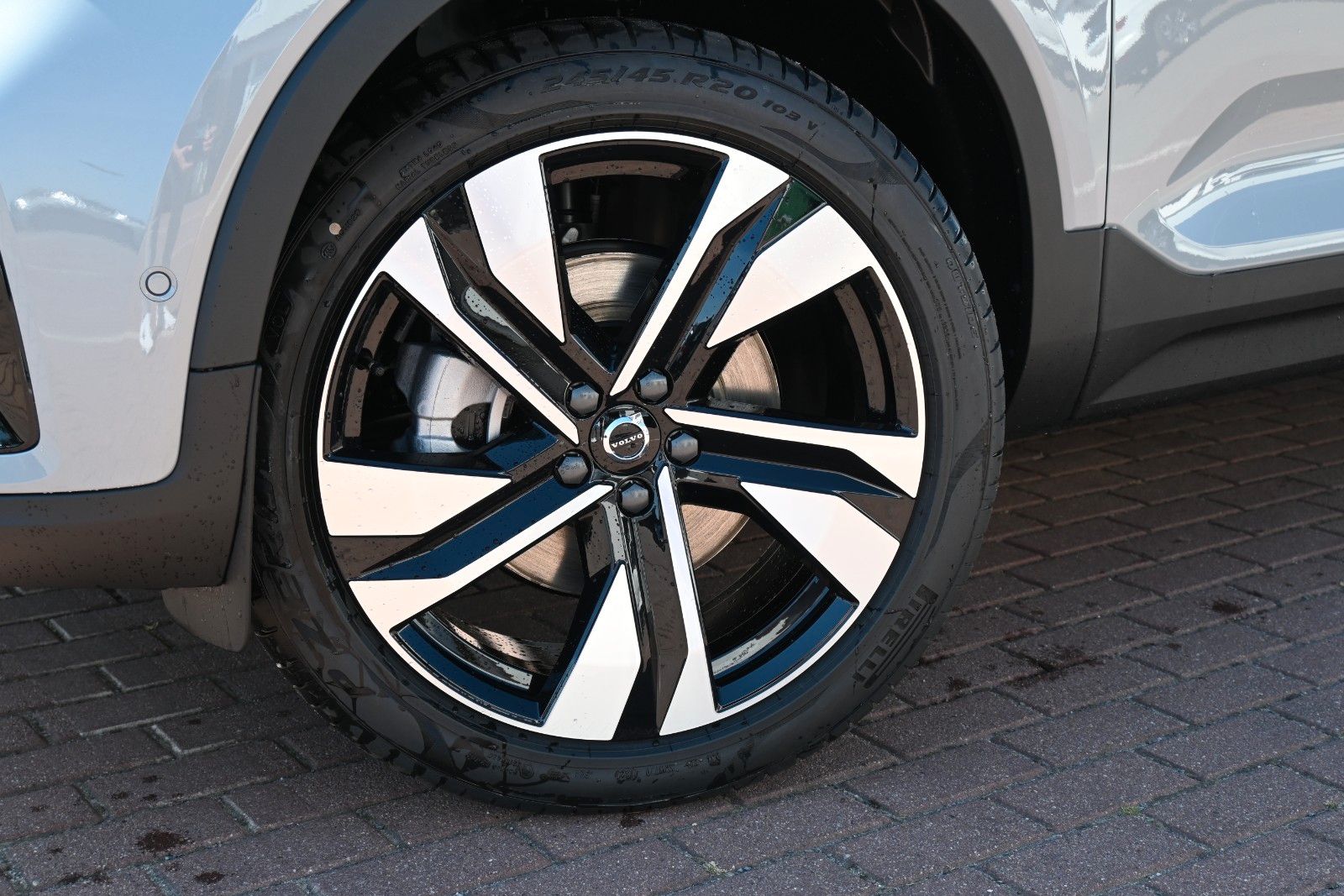 Fahrzeugabbildung Volvo XC40 B4 DKG Ultra Dark*PANO*FSHZG*360°*ACC*AHK
