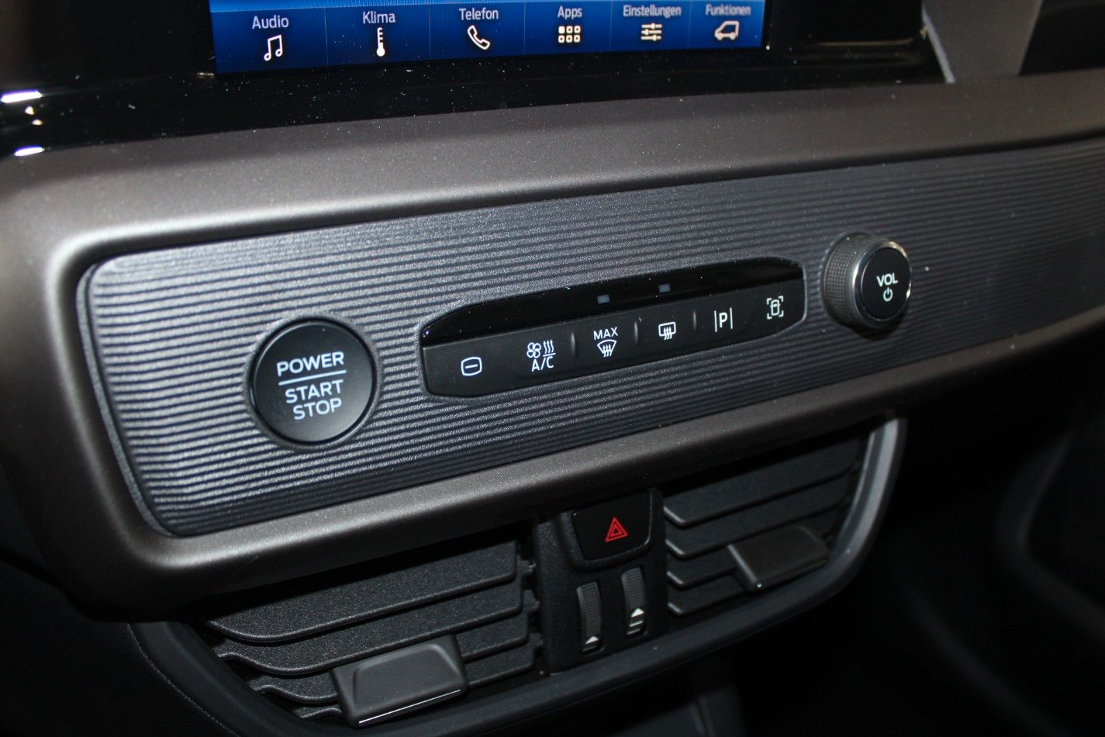 Fahrzeugabbildung Ford Tourneo Courier Titanium Winter + FahrerAssPaket