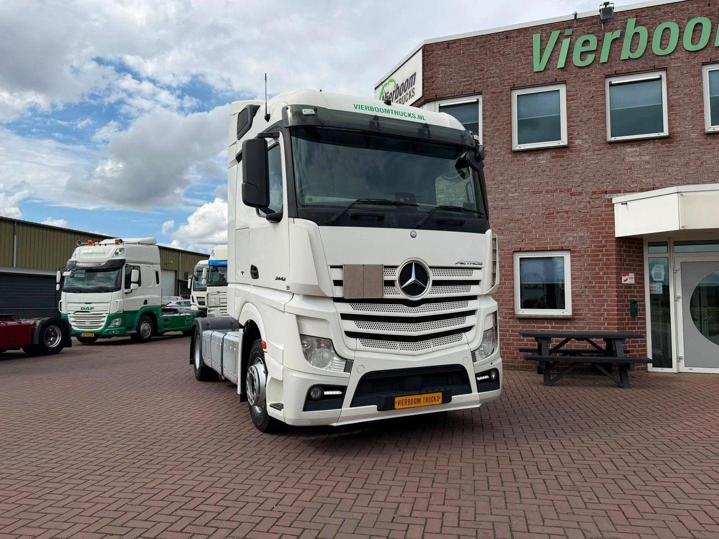 Mercedes-Benz Actros 2442 Actros 2442LS 6X2 Midlift (Right han
