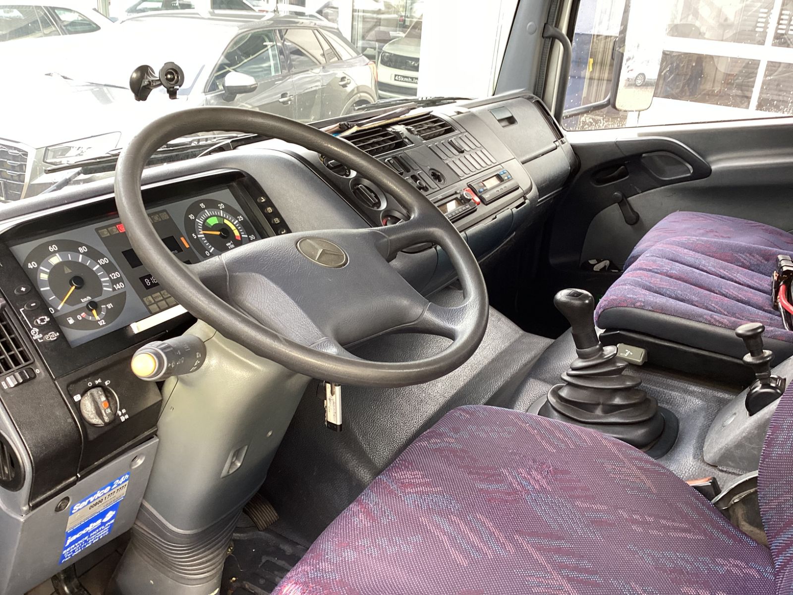 Fahrzeugabbildung Mercedes-Benz Atego 823 mit Plateau