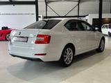 Skoda Octavia 1.8 Elegance *Pano,Multif.,Tempo,PDC* - Skoda Octavia mit Benzin-Antrieb: Limousine, 1.8