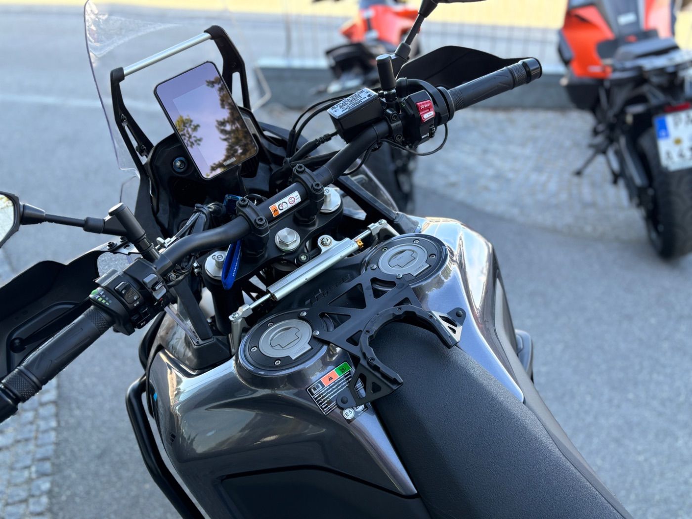 Fahrzeugabbildung Yamaha XTZ 700 Tenere World Raid Modell 2024 Akrapovic