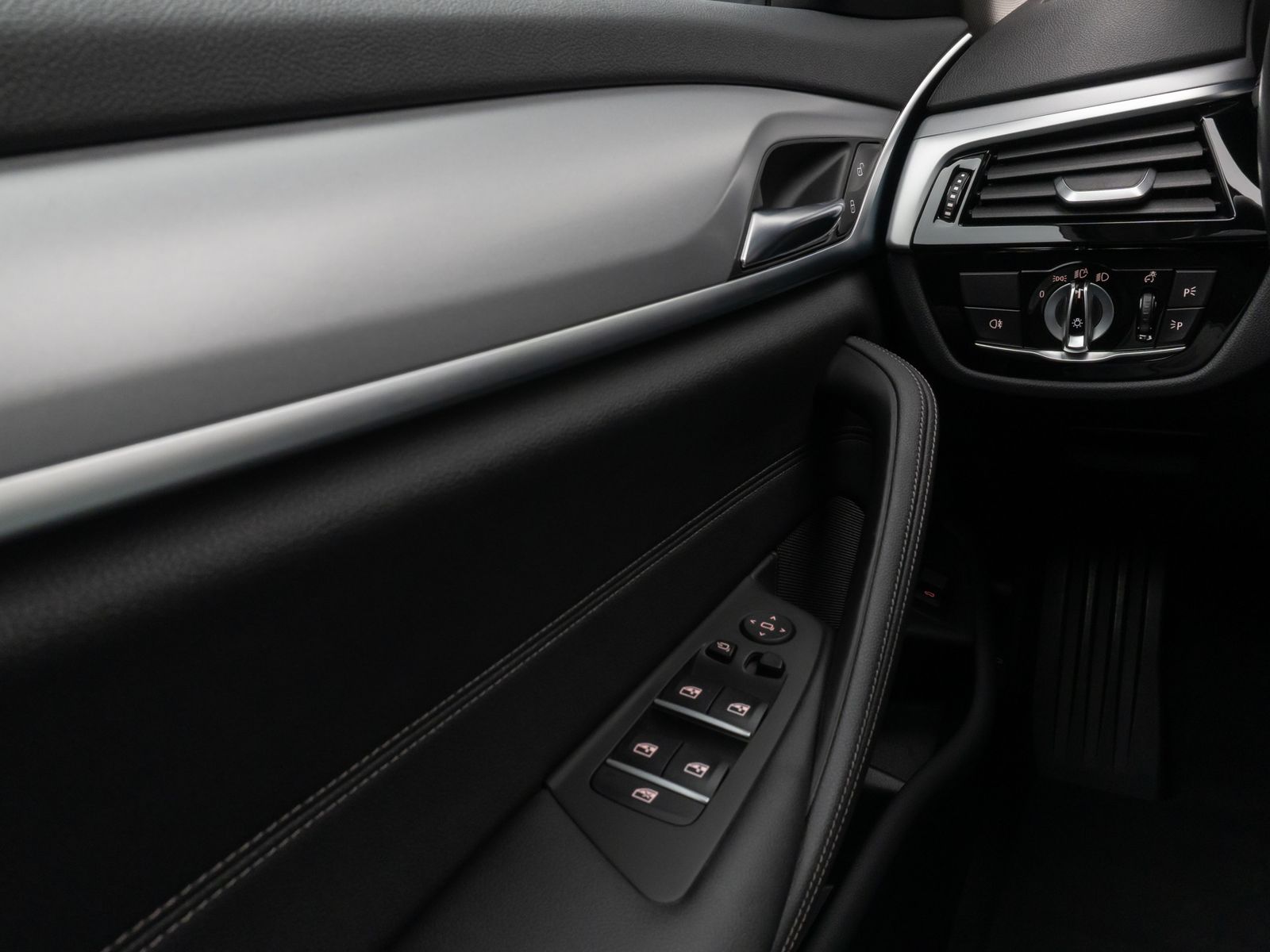 Fahrzeugabbildung BMW 520d Kamera DAB 4xKlima AHK Alarm Leder Sport
