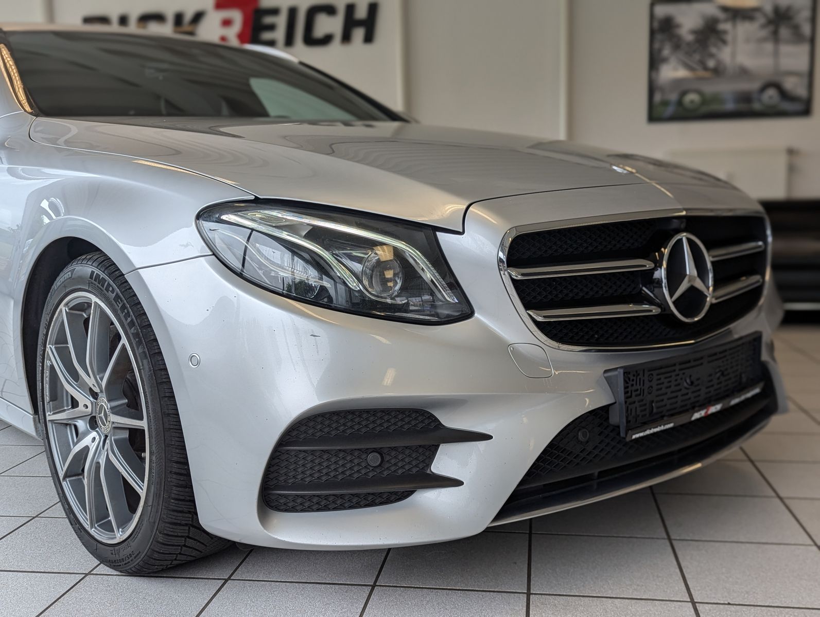 MERCEDES-BENZ E 220 d AMG StHz. Multibeam 360° Memory AHK 19" - Image 9