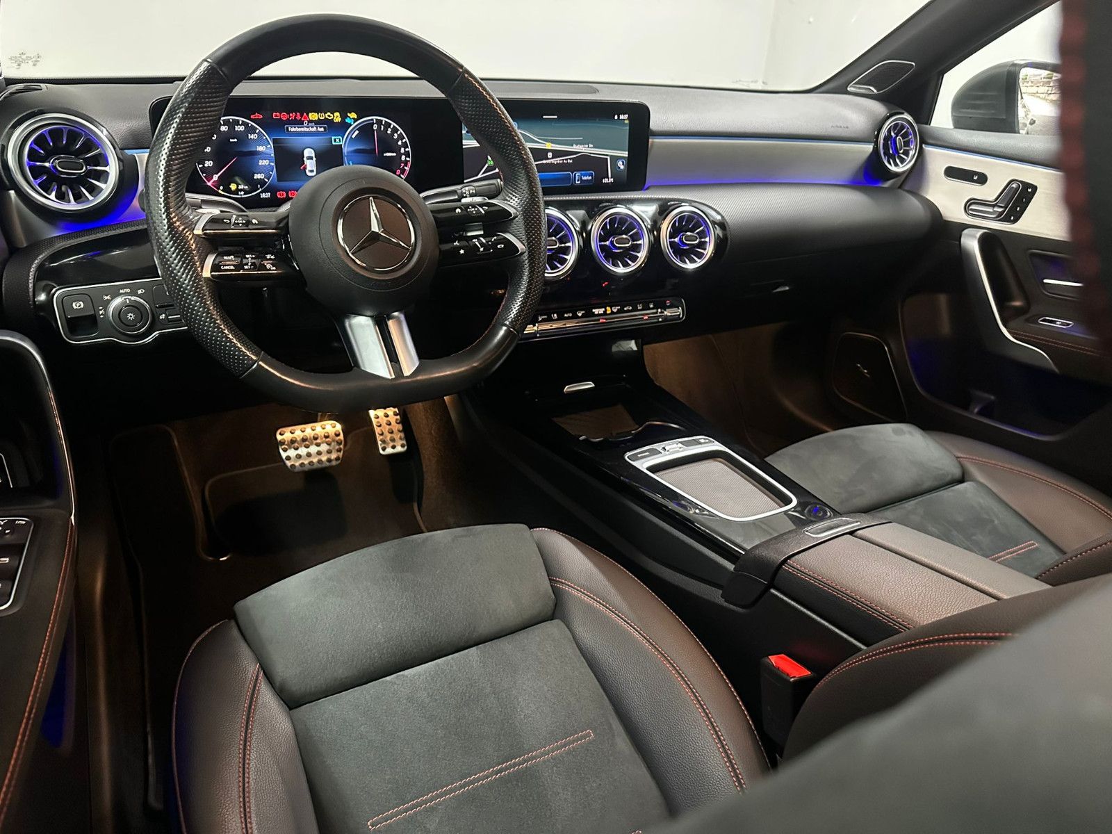 Fahrzeugabbildung Mercedes-Benz A 250 e AMG-LINE*HUD*DISTRO*LED*PANO*KEYLESS*360