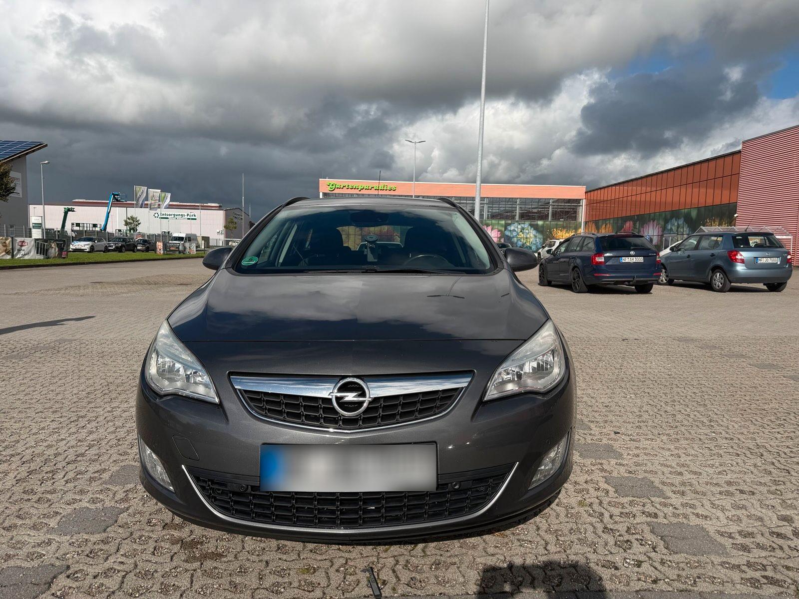 Opel Astra 2012 — салон