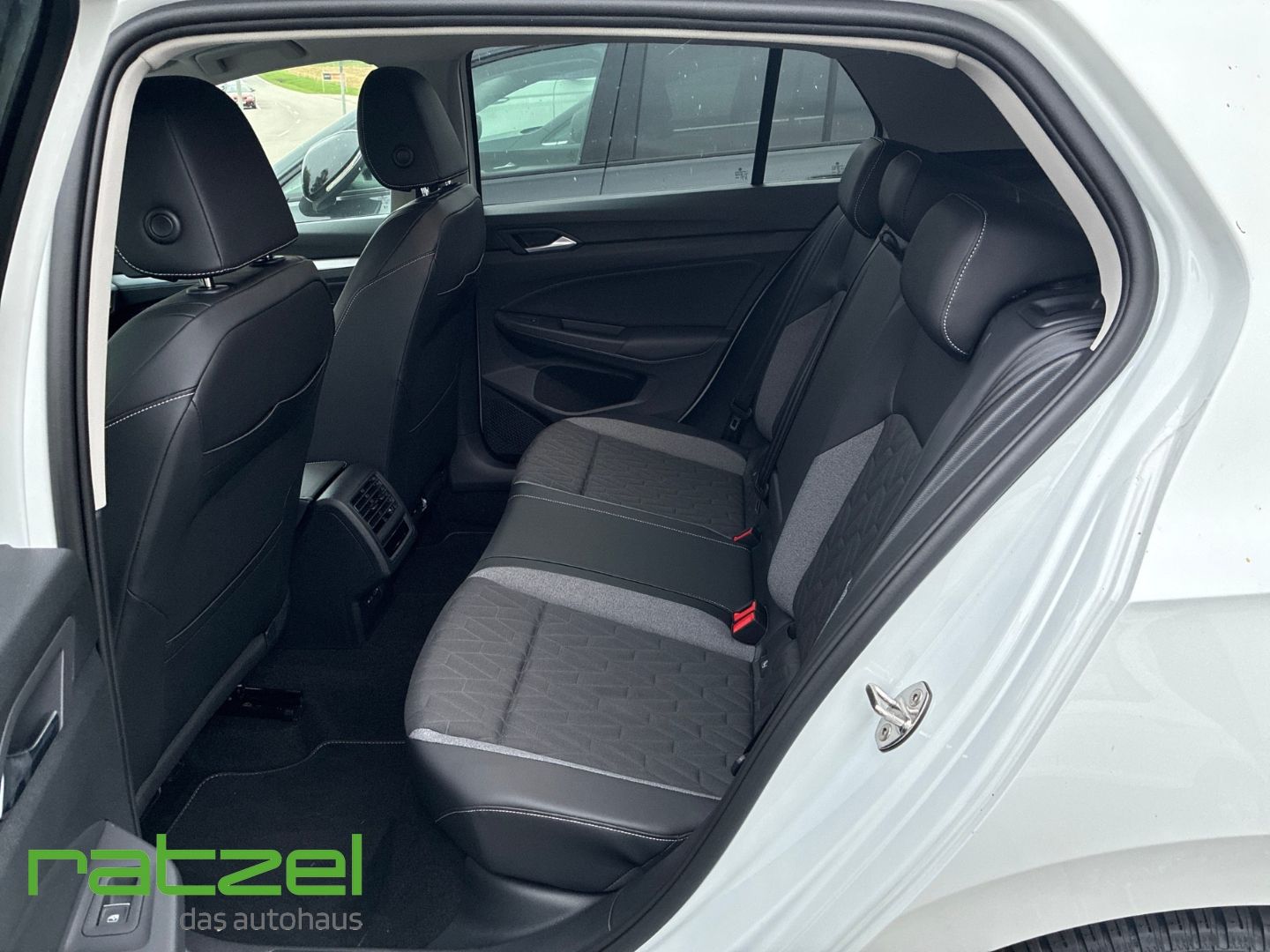 Fahrzeugabbildung Volkswagen Golf GOAL 1.5 eTSI DSG Allwetter+SHZ+PDC+LED