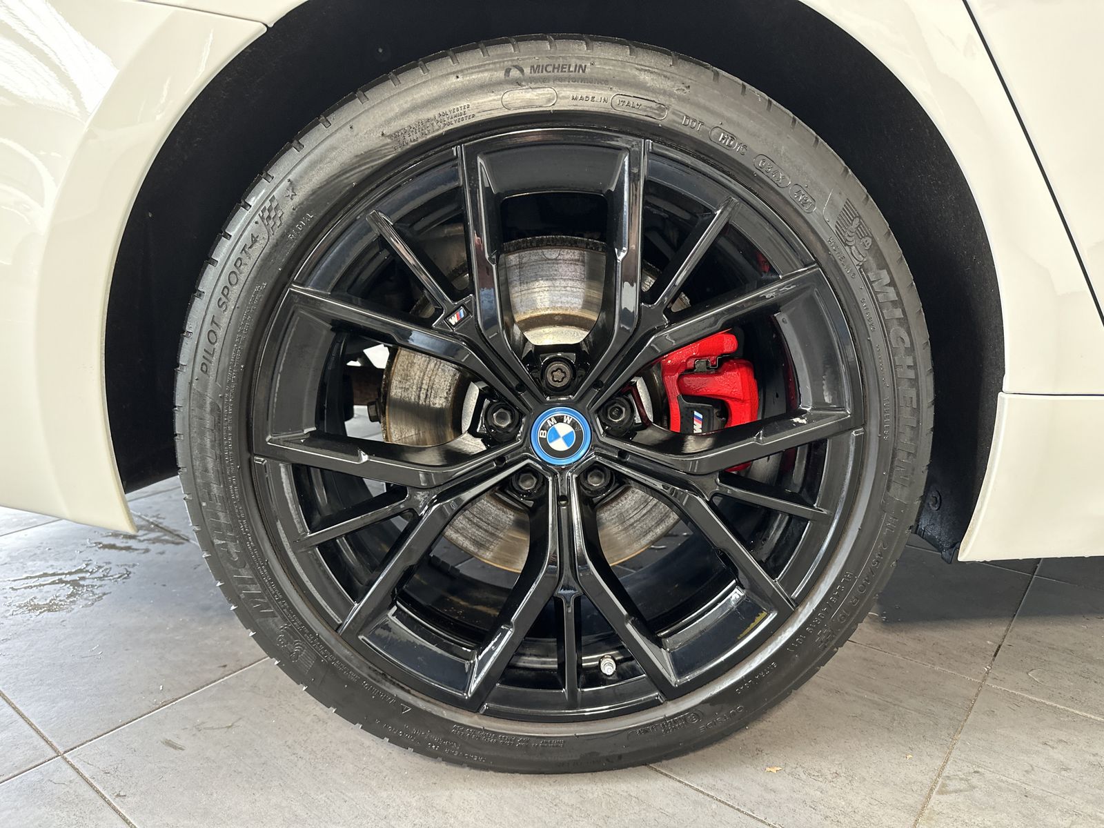 Fahrzeugabbildung BMW 530e Touring xDrive M-Sport NAV+LED+KAM+CARPLAY