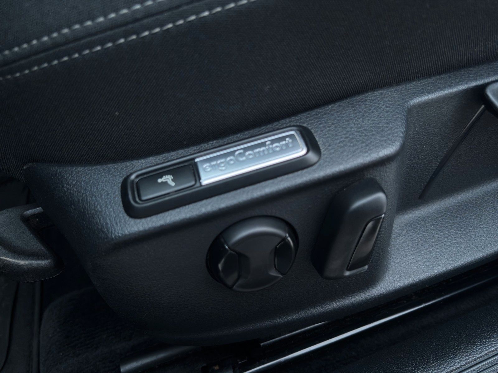 Fahrzeugabbildung Volkswagen Passat Massage/Pano/Sitzheiz/ACC *Zahnriemen neu