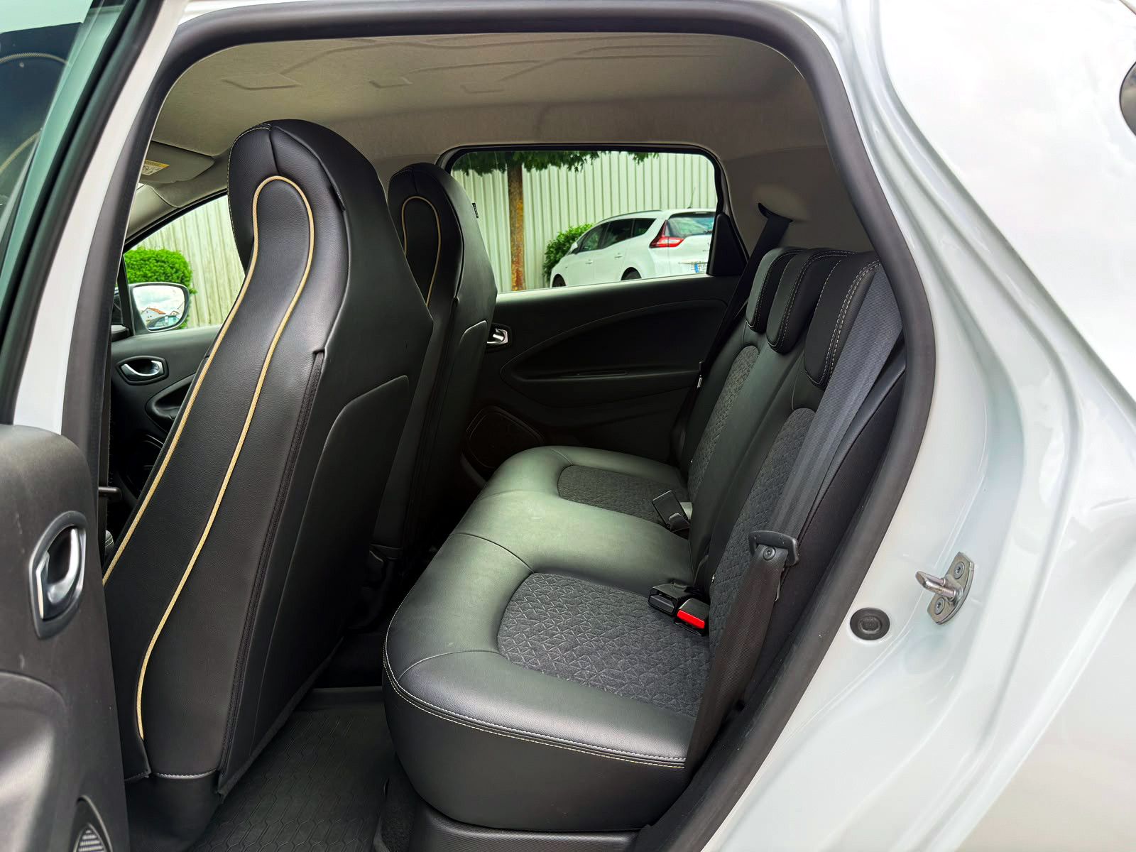 Fahrzeugabbildung Renault ZOE R135 Iconic 52kWh KAM NAV BOSE SHZ PDC LED