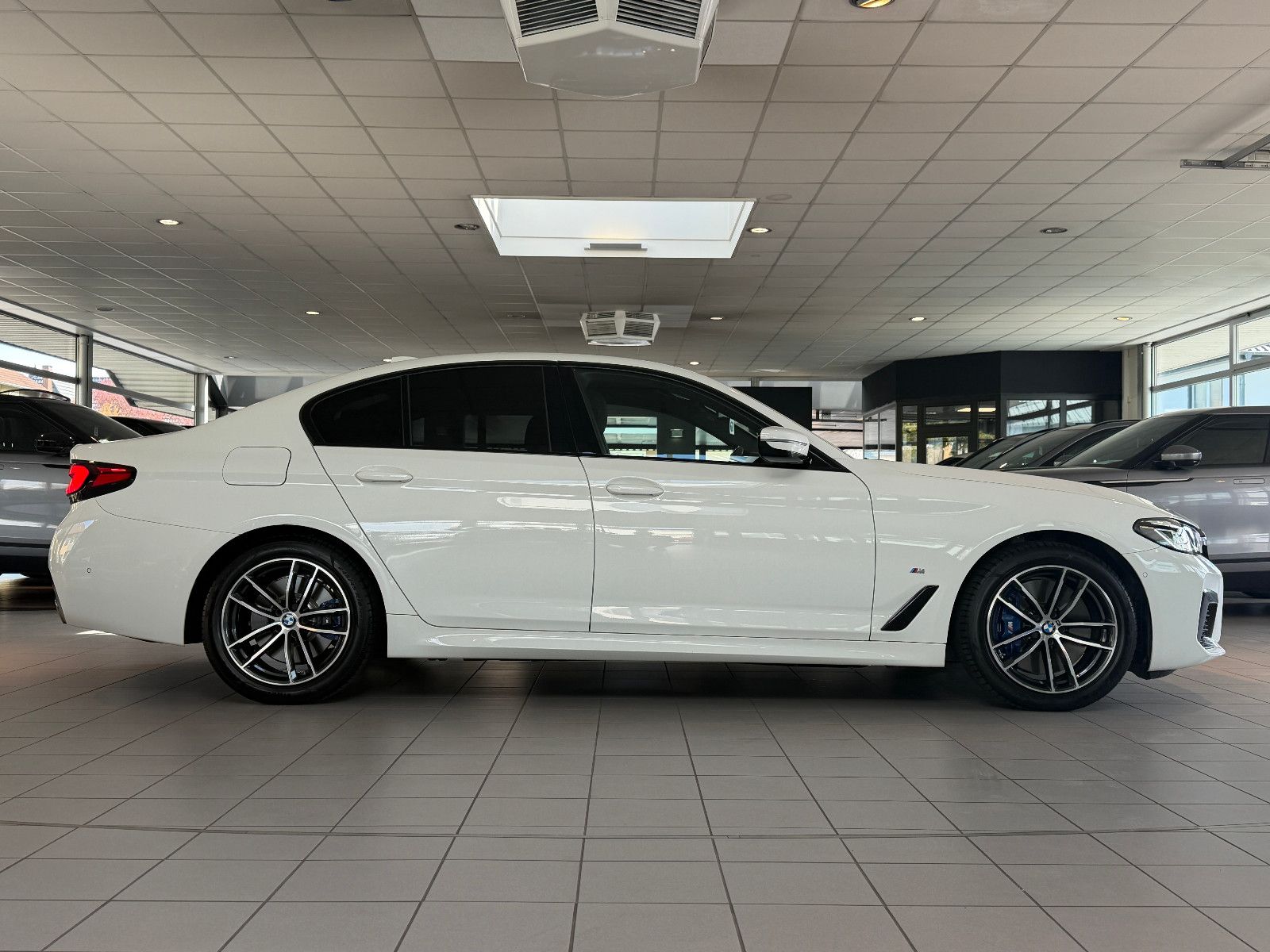 Fahrzeugabbildung BMW 530 d XDriveM Sport/M-PAKET/HARMAN-KARDON/AMBIE