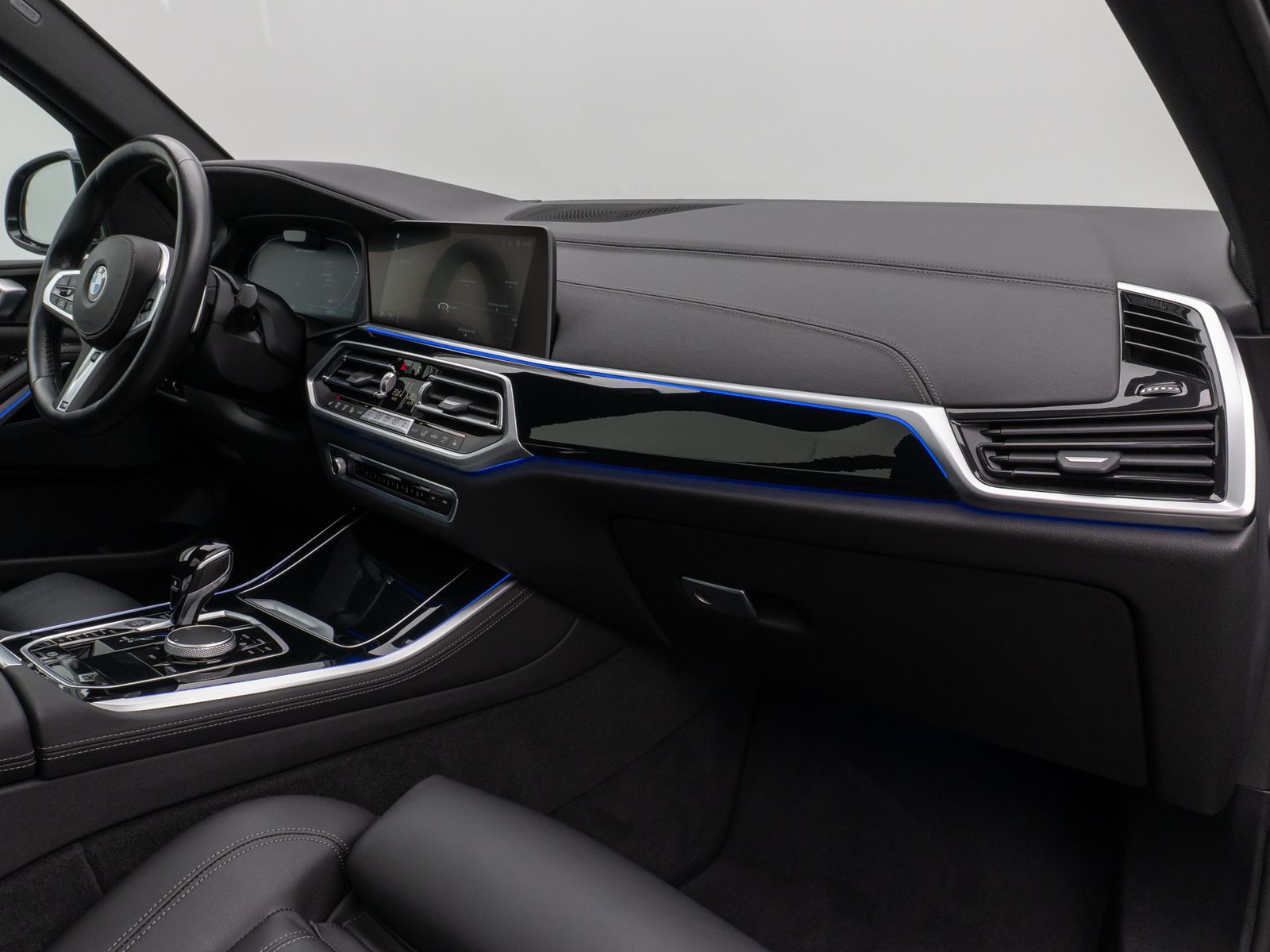 Fahrzeugabbildung BMW X5 M50i Panorama 360° Laser HUD DAB HiFi SoftCL