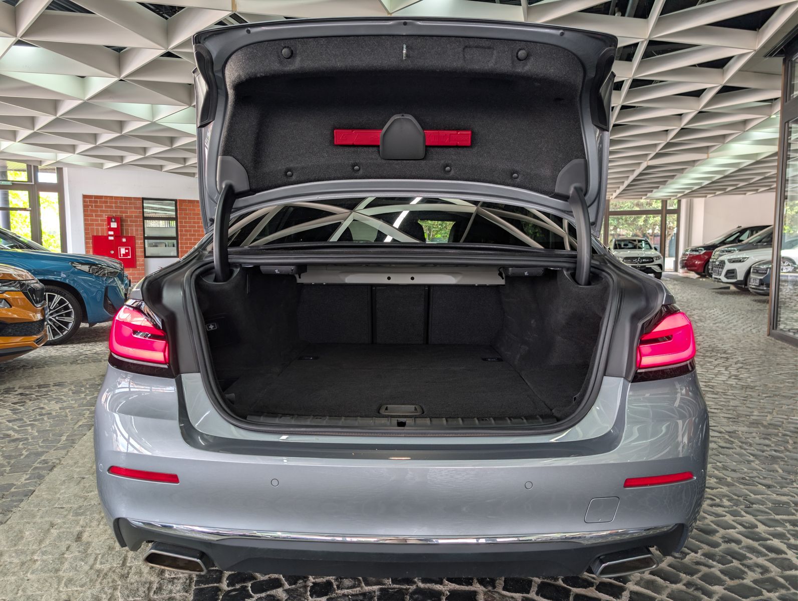 Fahrzeugabbildung BMW 530 e Luxury Line HEV AHK LED LEDER SHZ SoH 97%