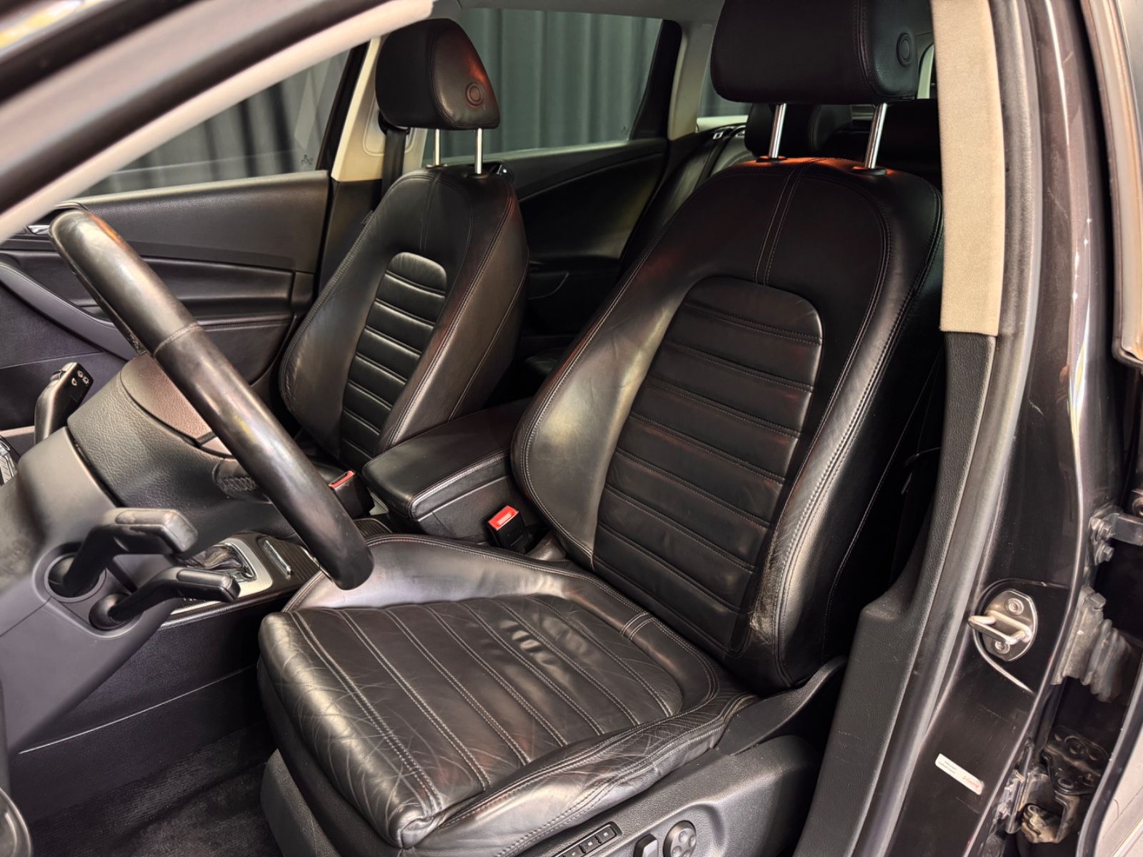 Fahrzeugabbildung Volkswagen Passat Variant Highline|DSG|NAVI|LEDER|TÜV 12/25