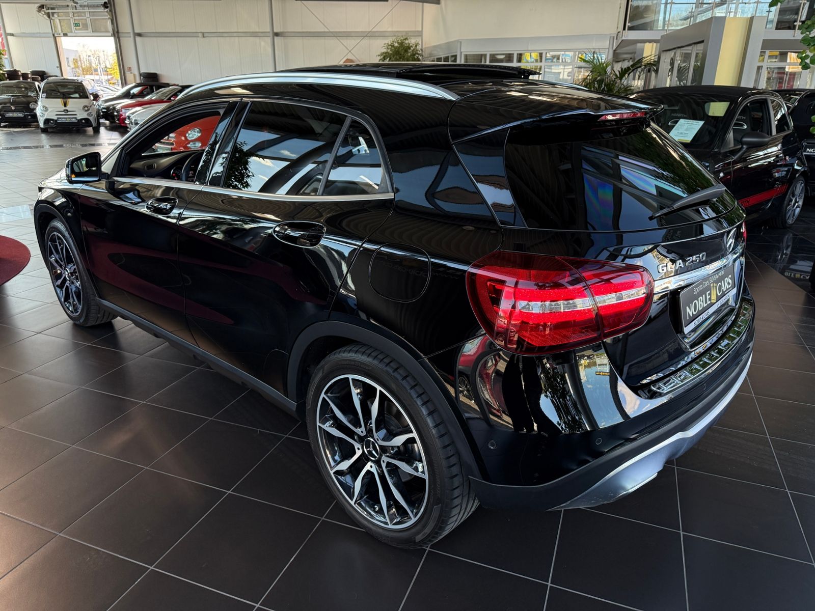 Fahrzeugabbildung Mercedes-Benz GLA 250 4Matic STNDHZ PANO DISTR 360°