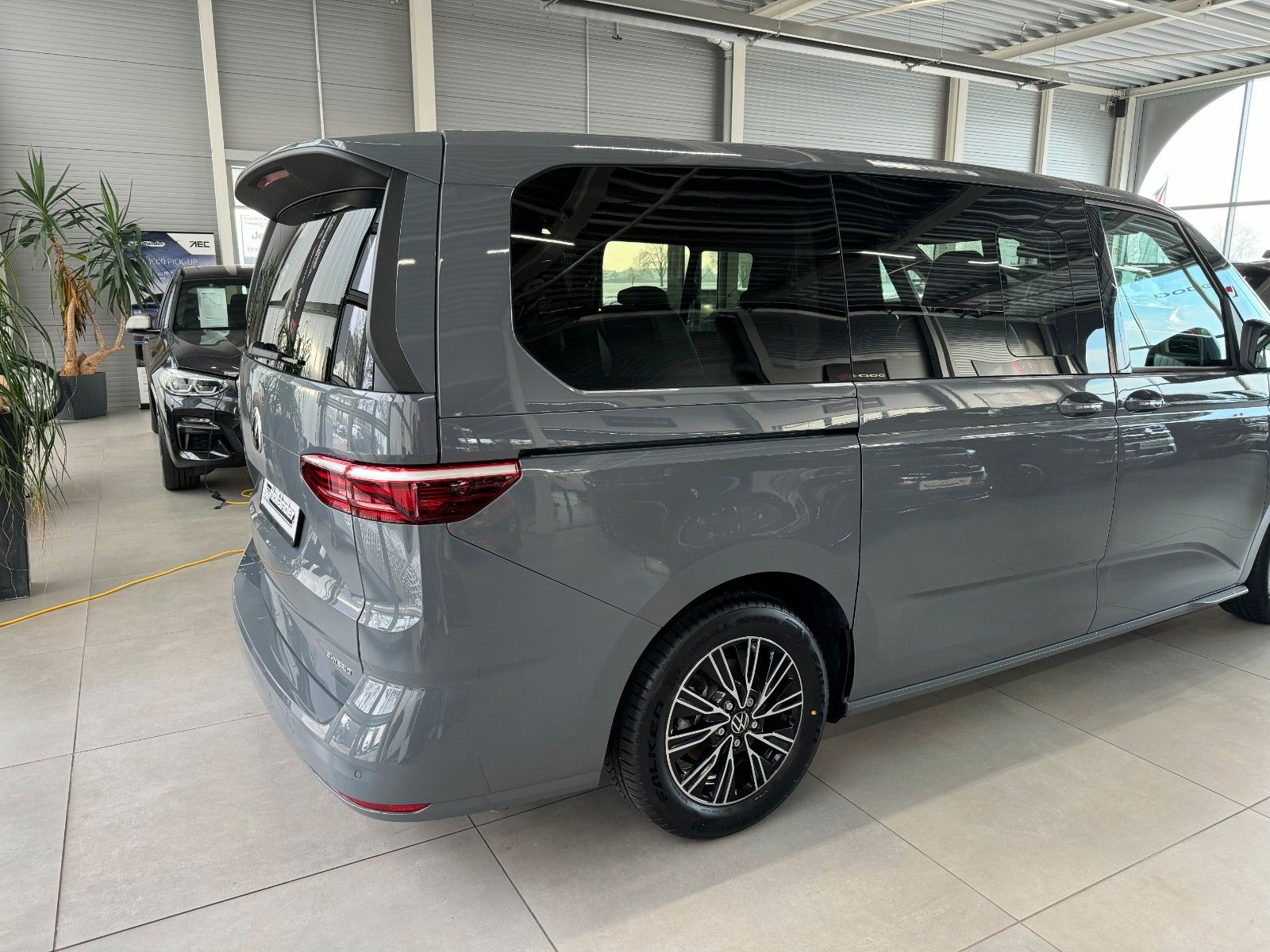 Fahrzeugabbildung Volkswagen T7 Multivan LANG 1.4 TSI eHybrid Life "AHK PANO"