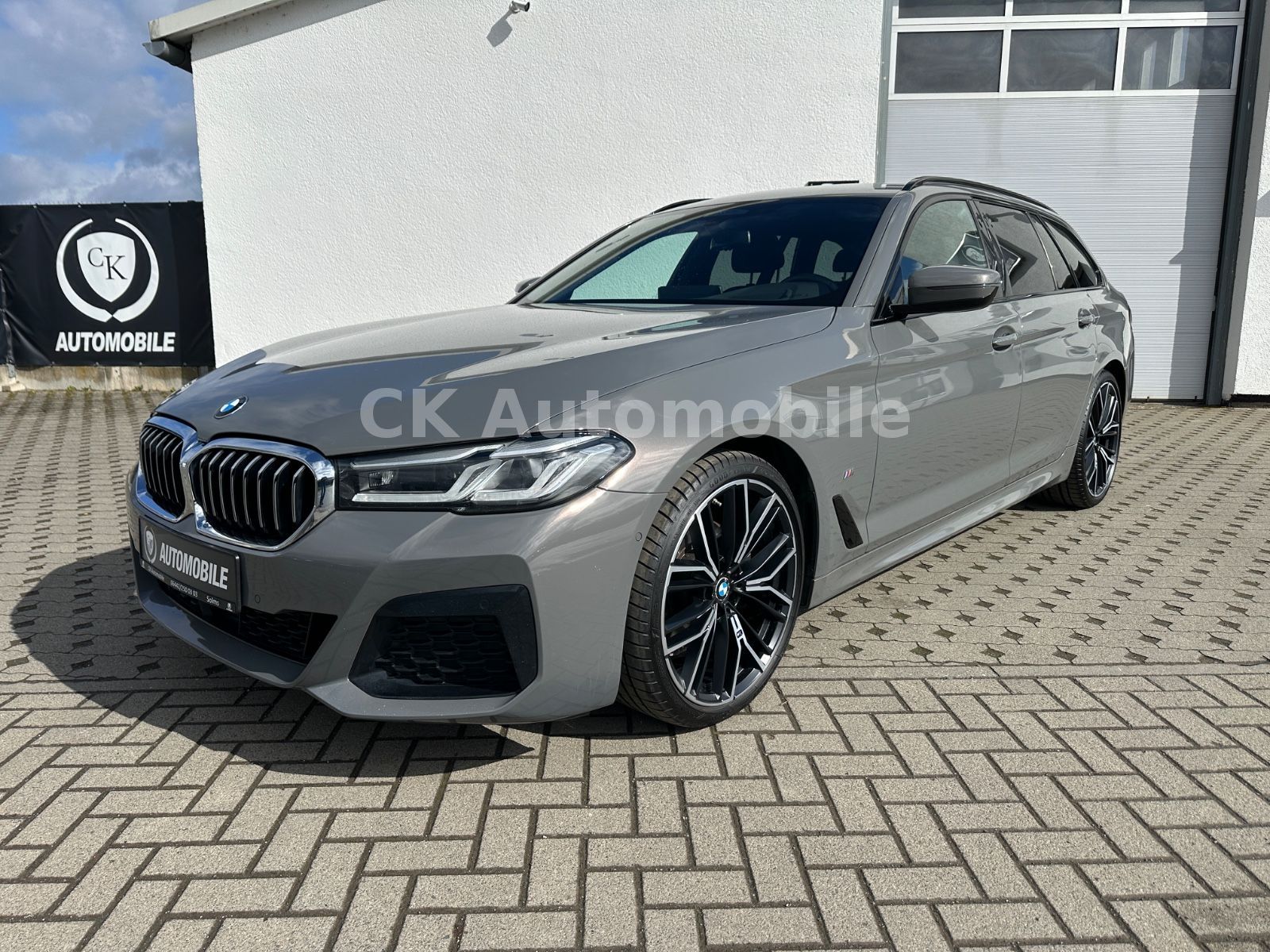 Fahrzeugabbildung BMW 520d xDrive M-Sport/Navi/Head-Up/LED/ACC/Kam.