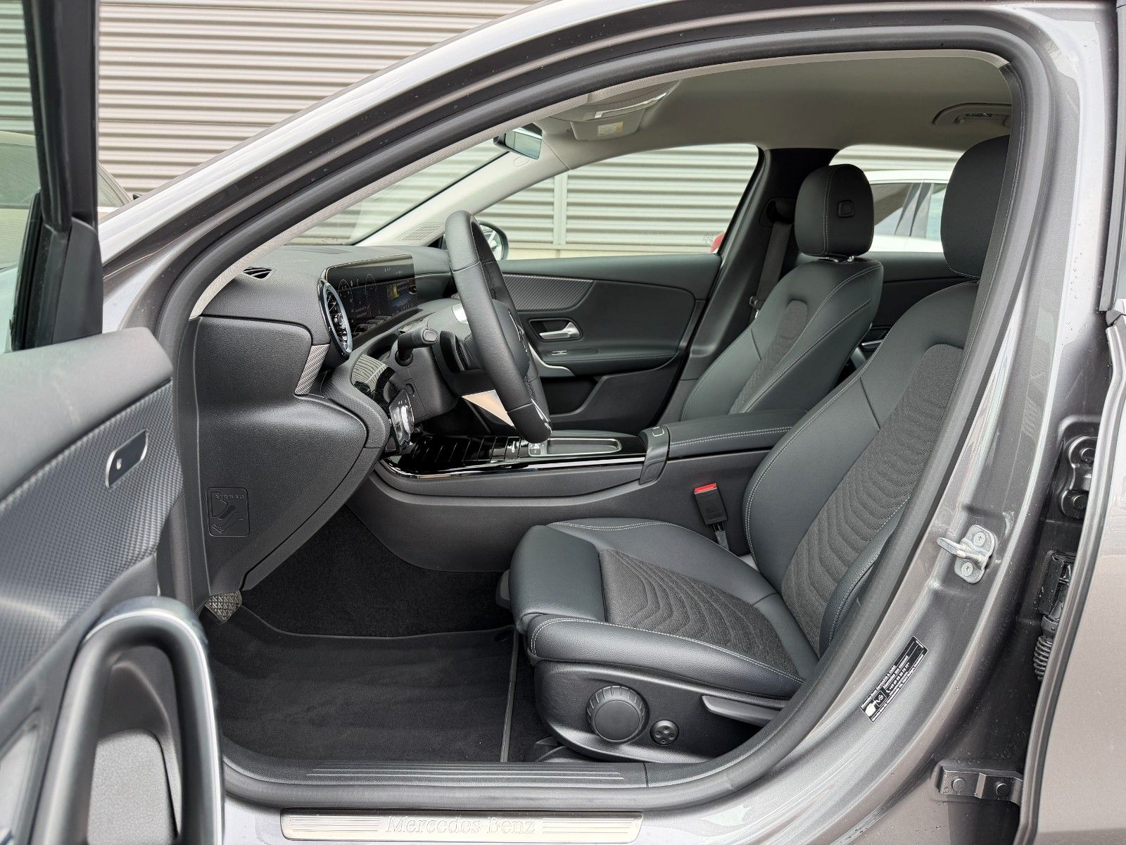 Fahrzeugabbildung Mercedes-Benz A 200 Progressive R-Kamera+LED+DAB+IHC+MBUX