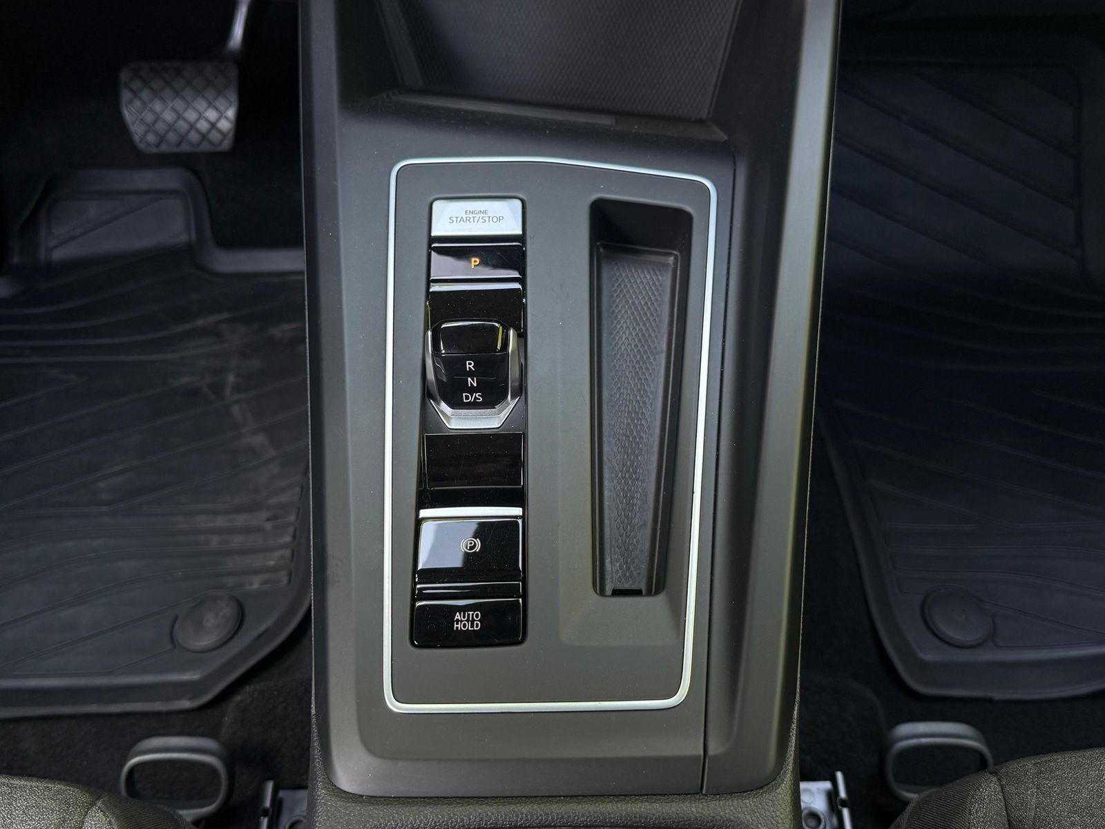 Fahrzeugabbildung Volkswagen Golf Lim. 2.0 TDI DSG Goal LED+KAM+ACC+SHZ+CARPL