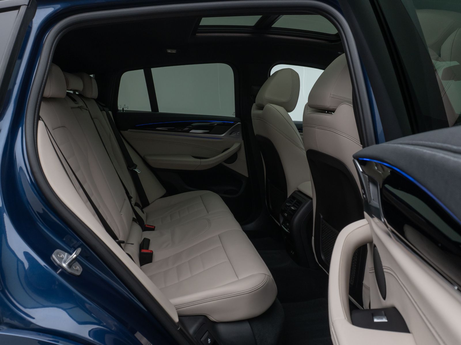 Fahrzeugabbildung BMW X4 xD30d M Sport Panorama Kamera HUD H/K AHK 21"