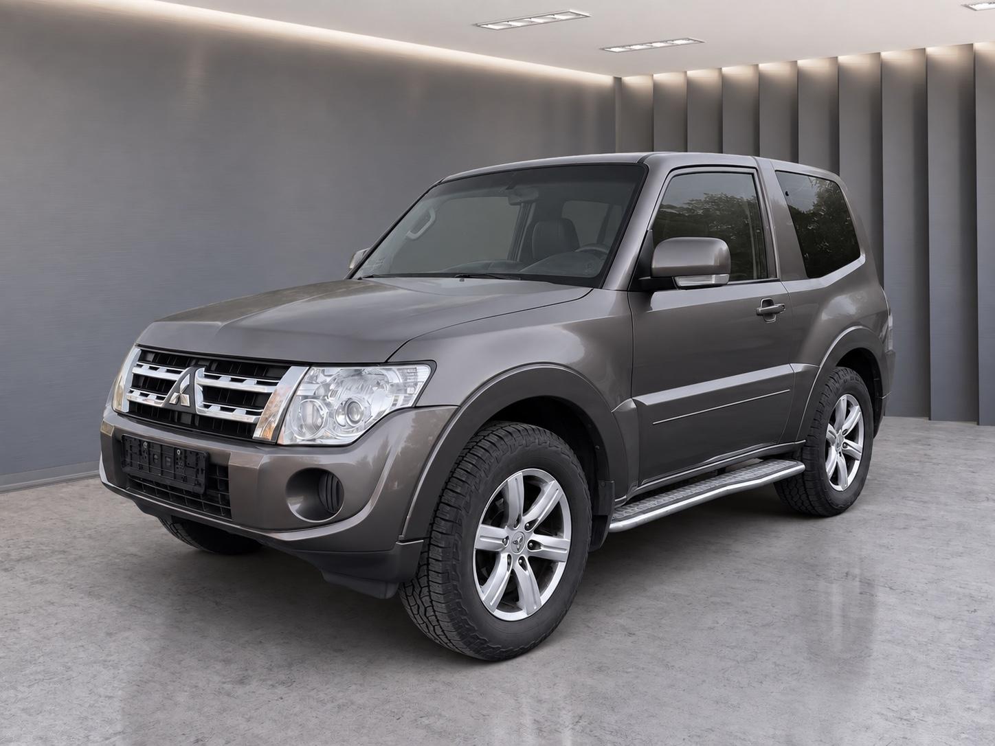 Mitsubishi Pajero 3.2 DI-D 200 ch • 3 portes • 4x4 • Boîte manuelle • Attelage