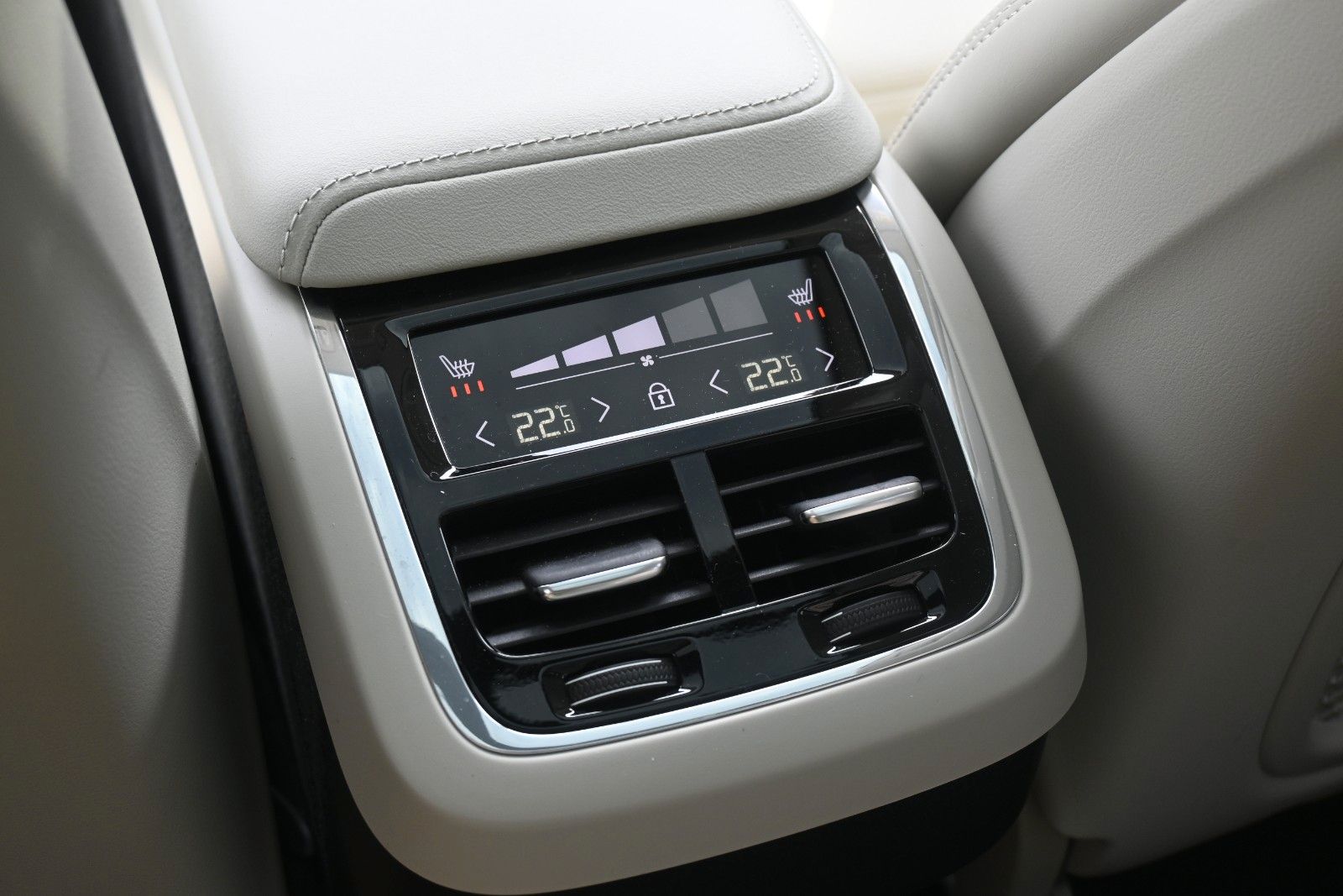 Fahrzeugabbildung Volvo XC60 B5D AWD Ultimate Dark*LED*PANO*STHZ*H&K*360