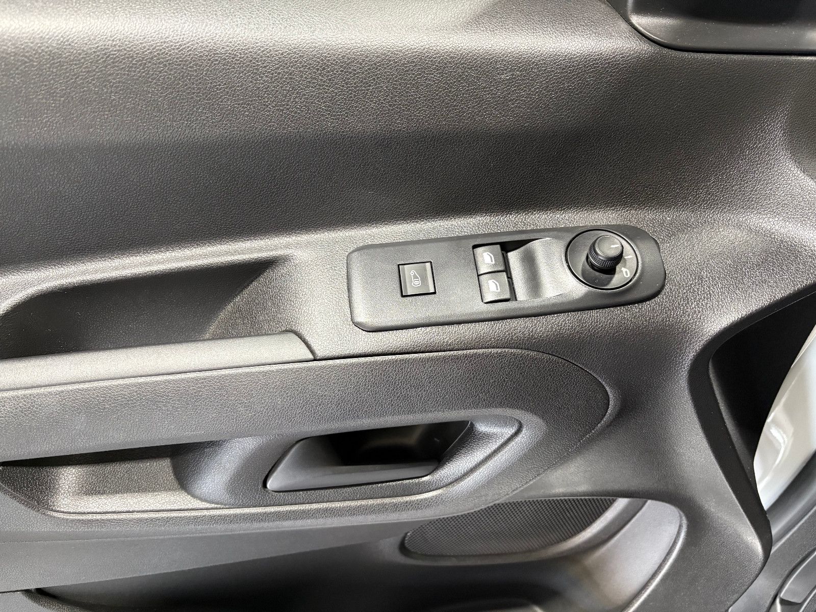 Fahrzeugabbildung Opel Combo E Cargo Edition/2-SITZ/APPLE/AHK/KLIMA