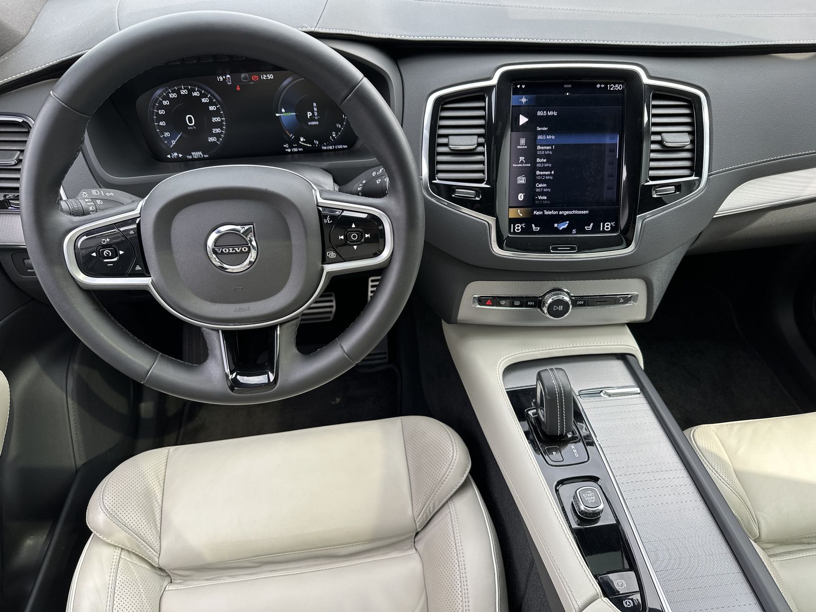 Fahrzeugabbildung Volvo XC90 T8 AWD R-Design 7-Sitzer NAV+LED+AHK+PANORA