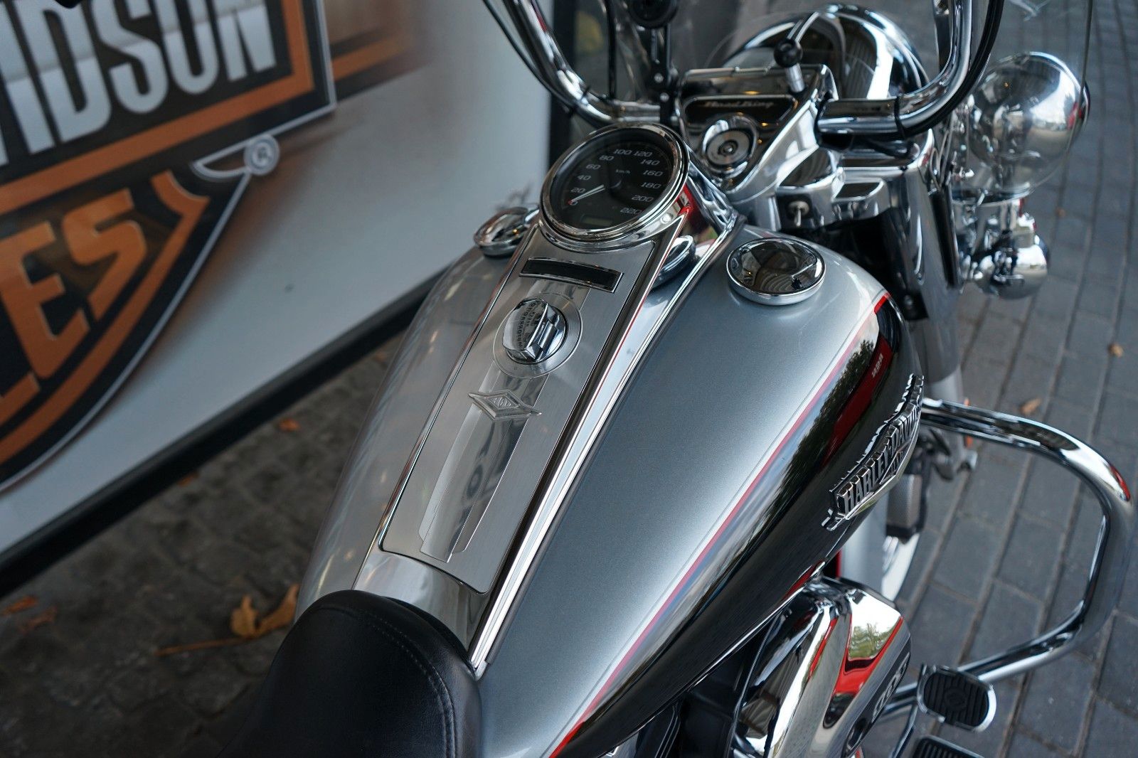 Fahrzeugabbildung Harley-Davidson Road King Classic mit Jekill & Hyde, Ape Lenker